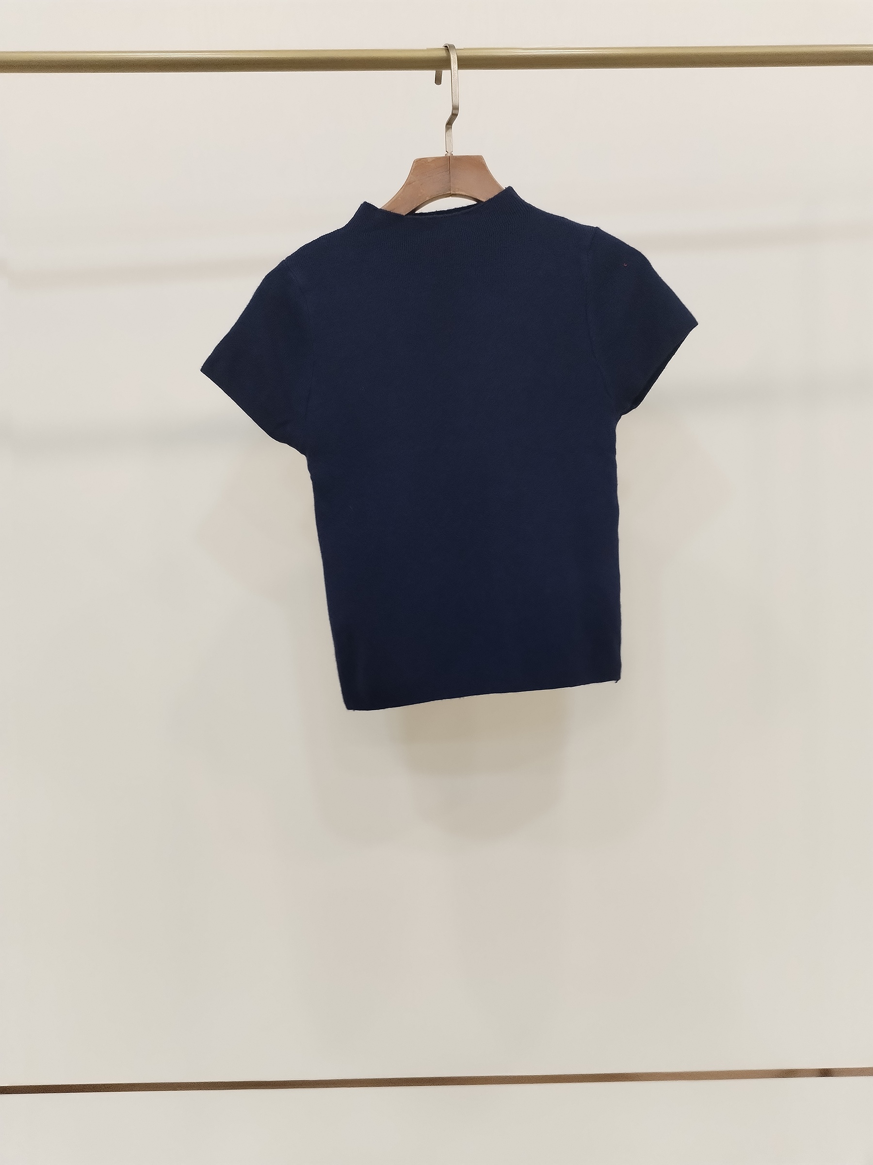 6748 Burnette Back Button-Embellished High Neck Knit Top (B 32-47cm; L 44cm)