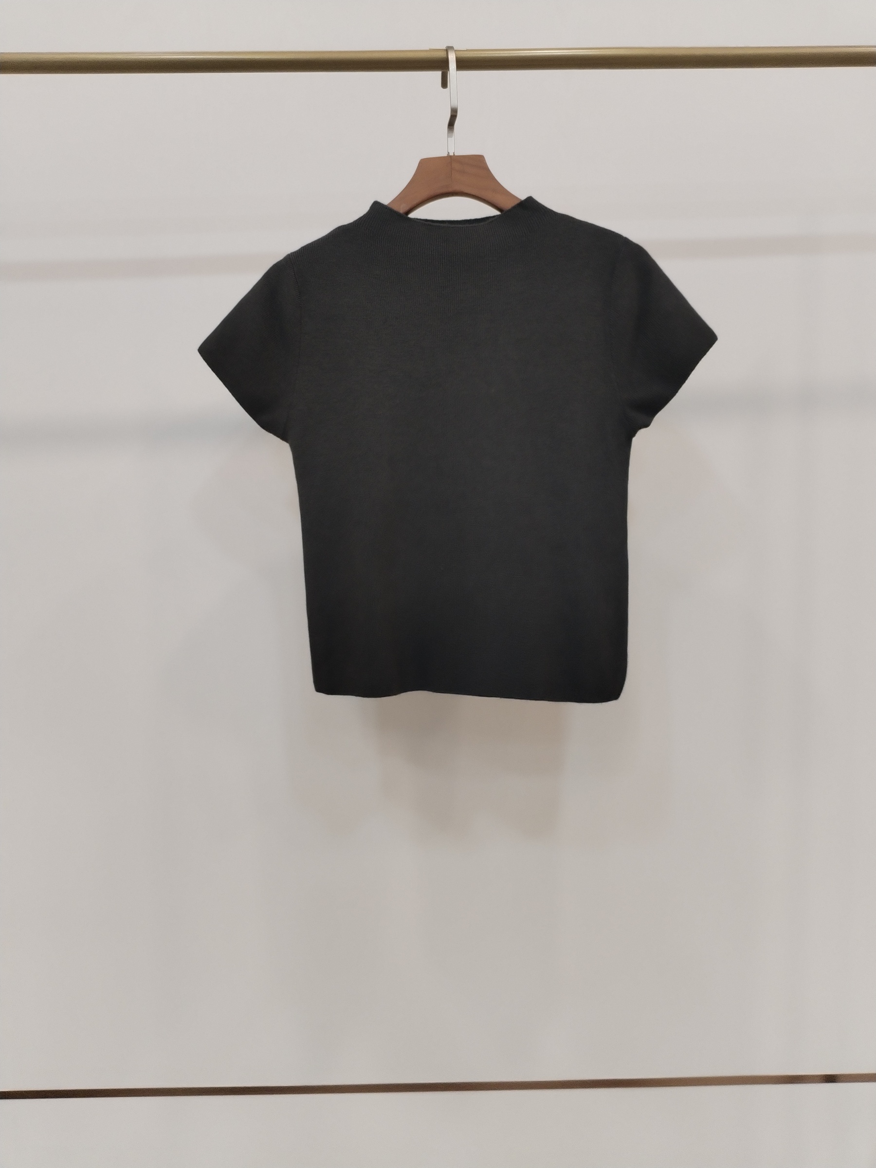 6748 Burnette Back Button-Embellished High Neck Knit Top (B 32-47cm; L 44cm)