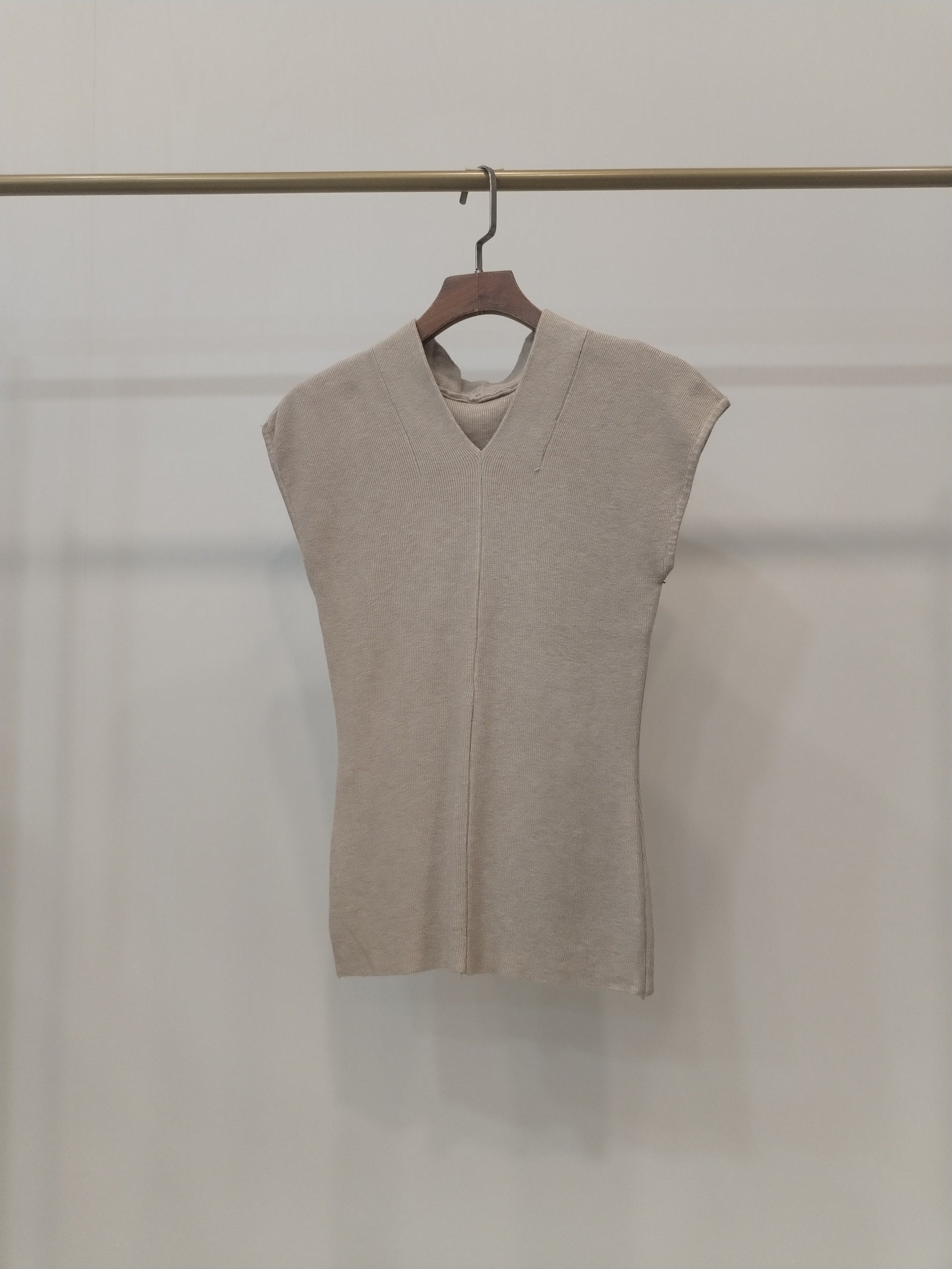 6729 Vallen V-Neck Sleeveless Knit Top (B 30-49cm; L 52cm)