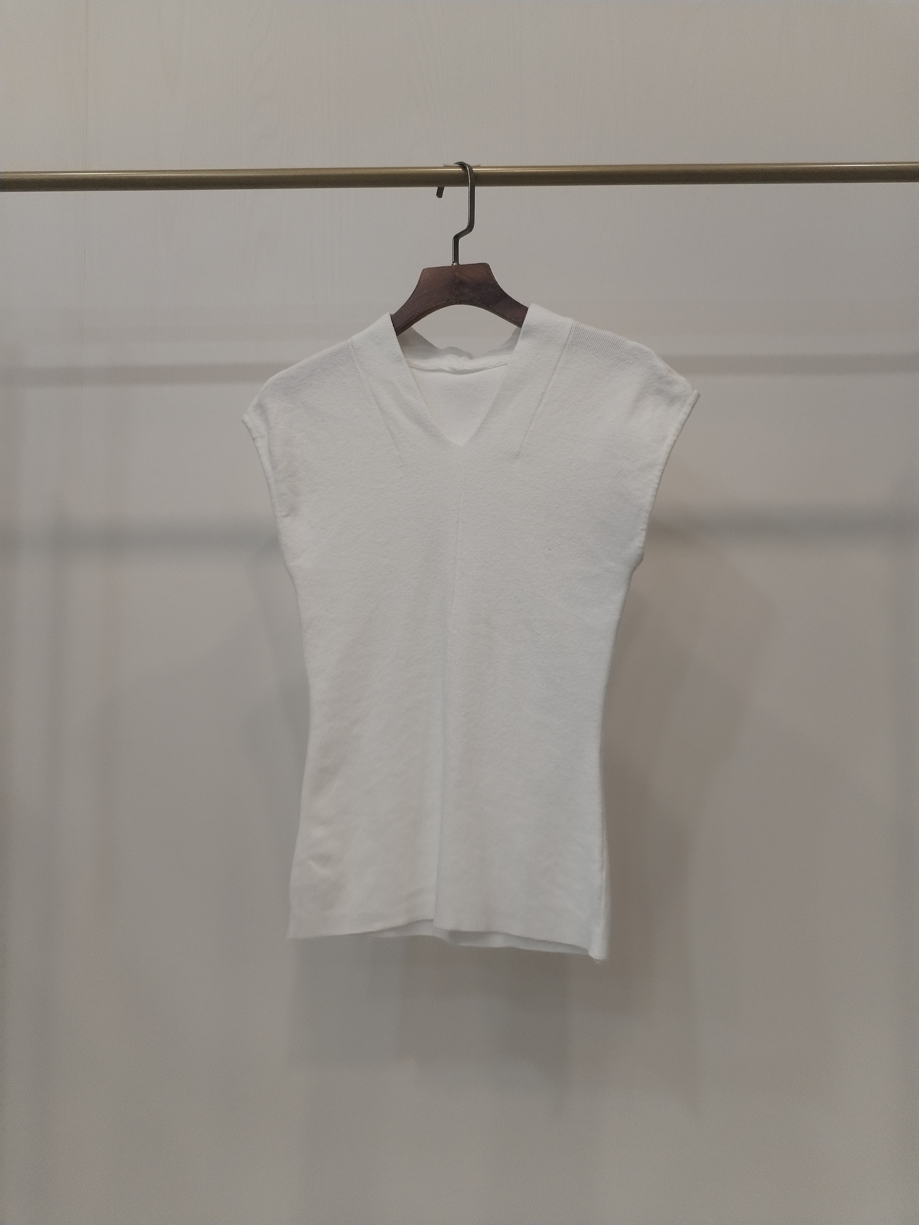 6729 Vallen V-Neck Sleeveless Knit Top (B 30-49cm; L 52cm)