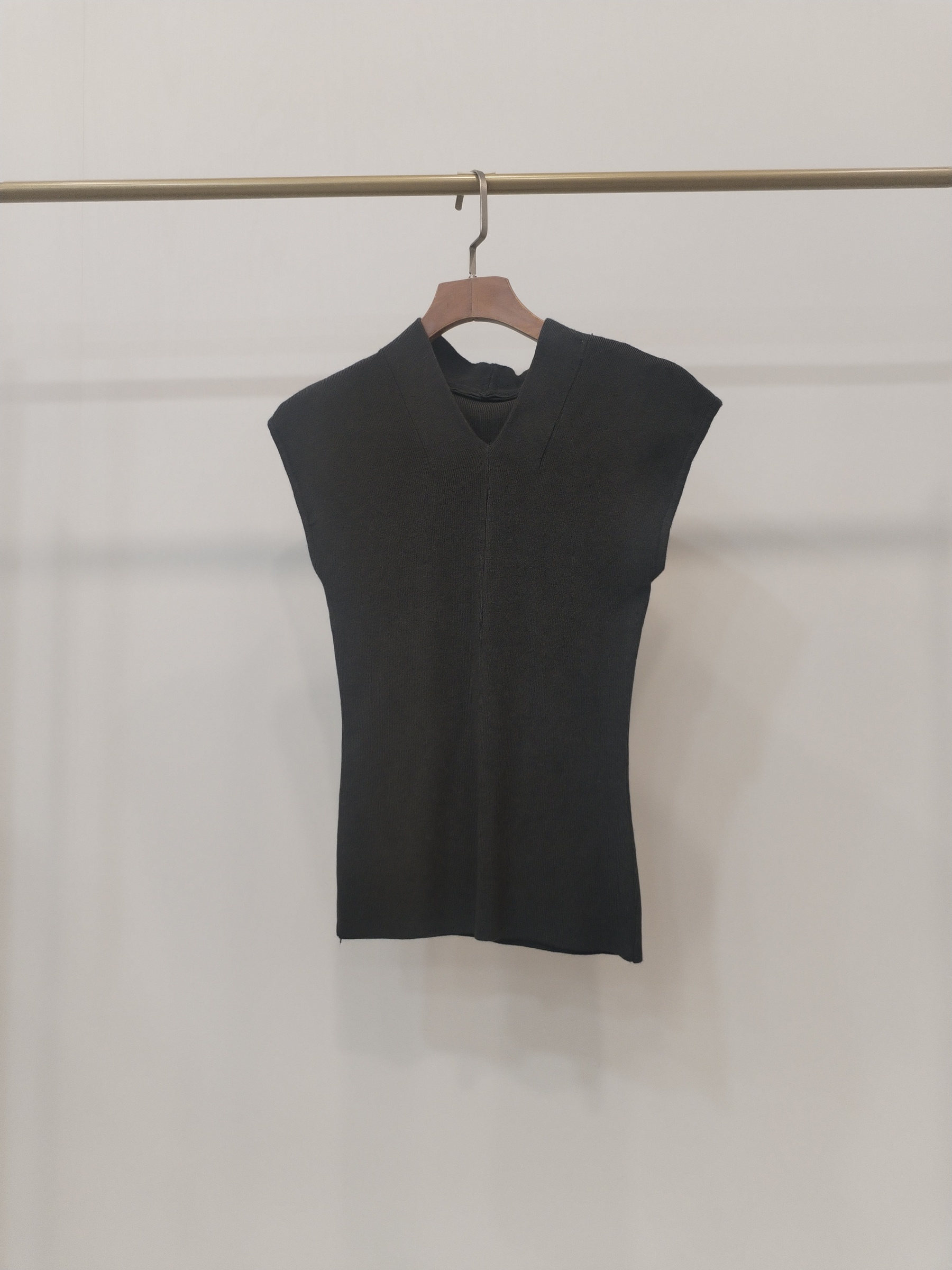 6729 Vallen V-Neck Sleeveless Knit Top (B 30-49cm; L 52cm)