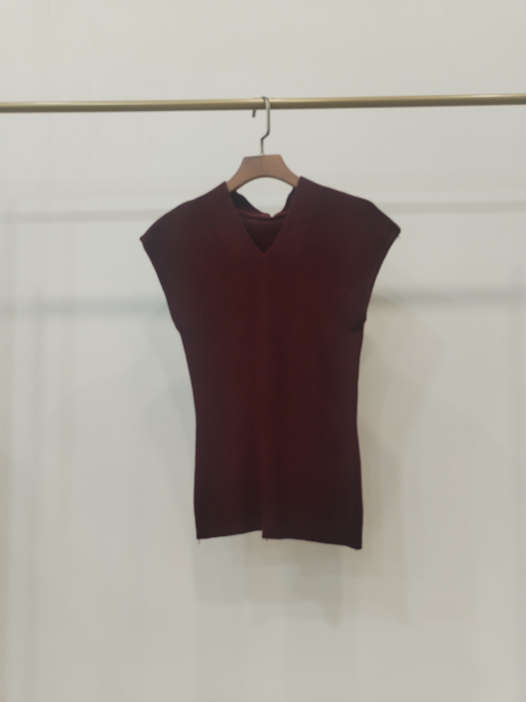 6729 Vallen V-Neck Sleeveless Knit Top (B 30-49cm; L 52cm)