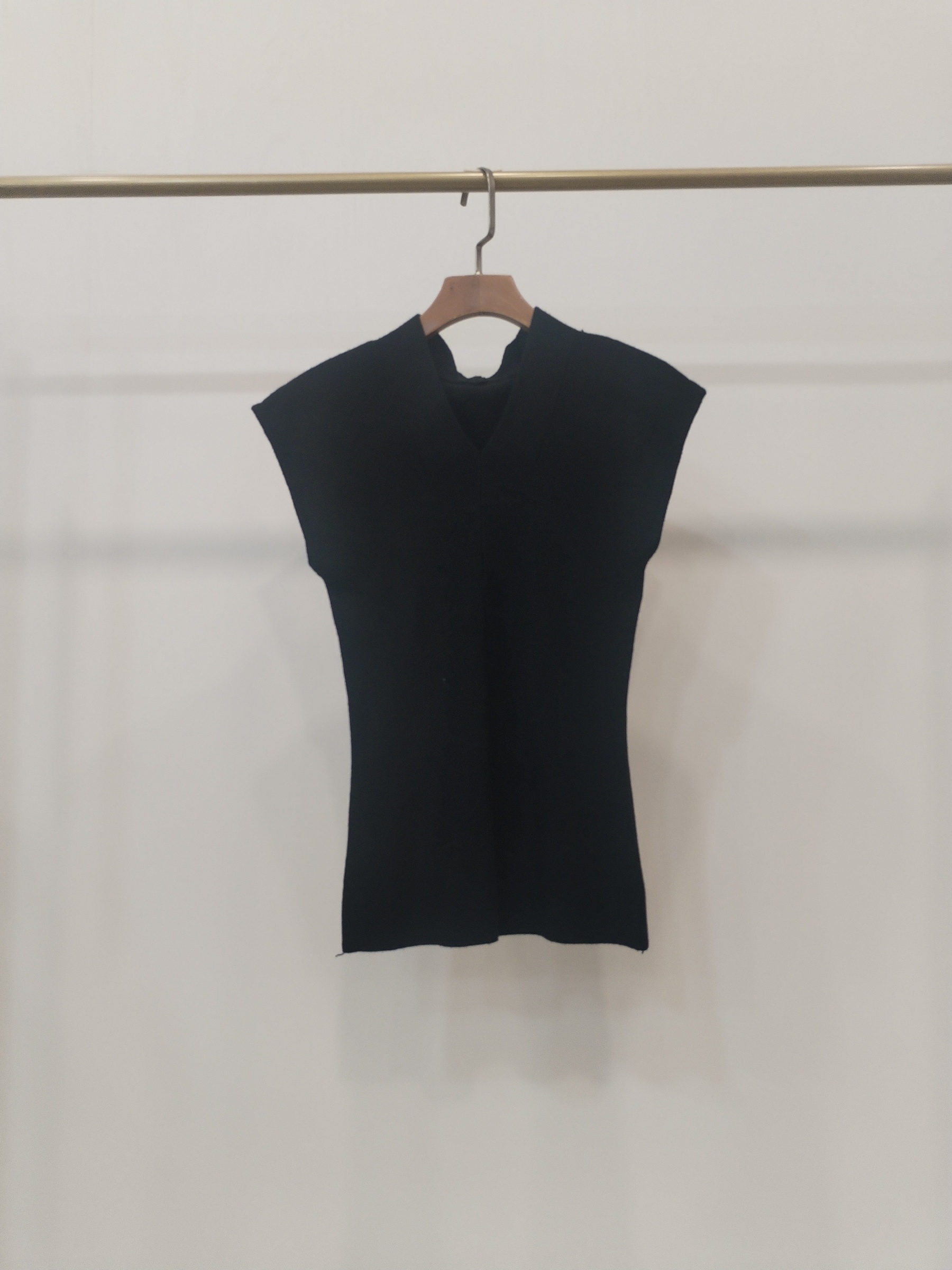 6729 Vallen V-Neck Sleeveless Knit Top (B 30-49cm; L 52cm)