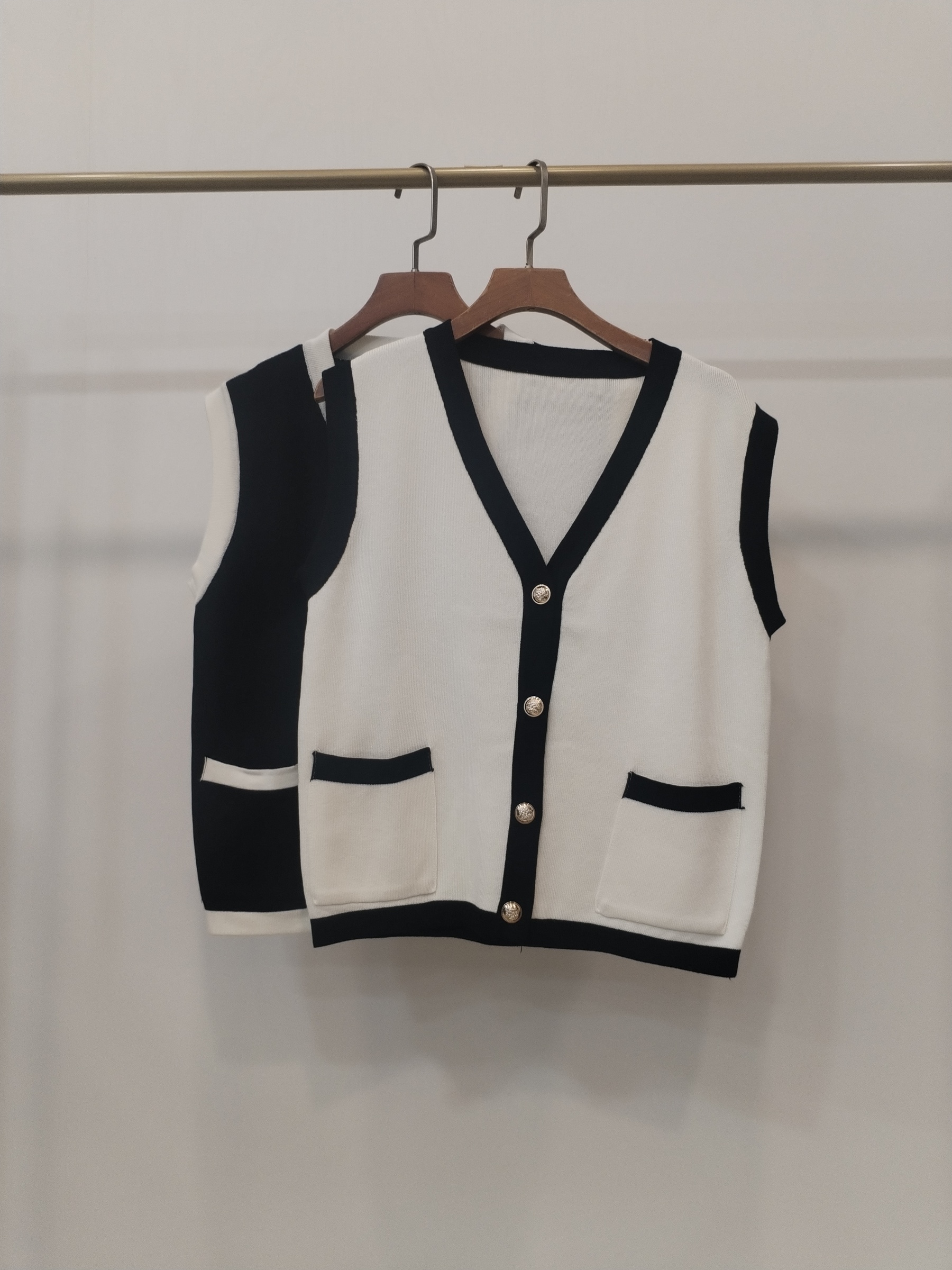 0106 Burgen Contrast Binding Button Down Knit Vest (B 45-50cm; L 51cm)