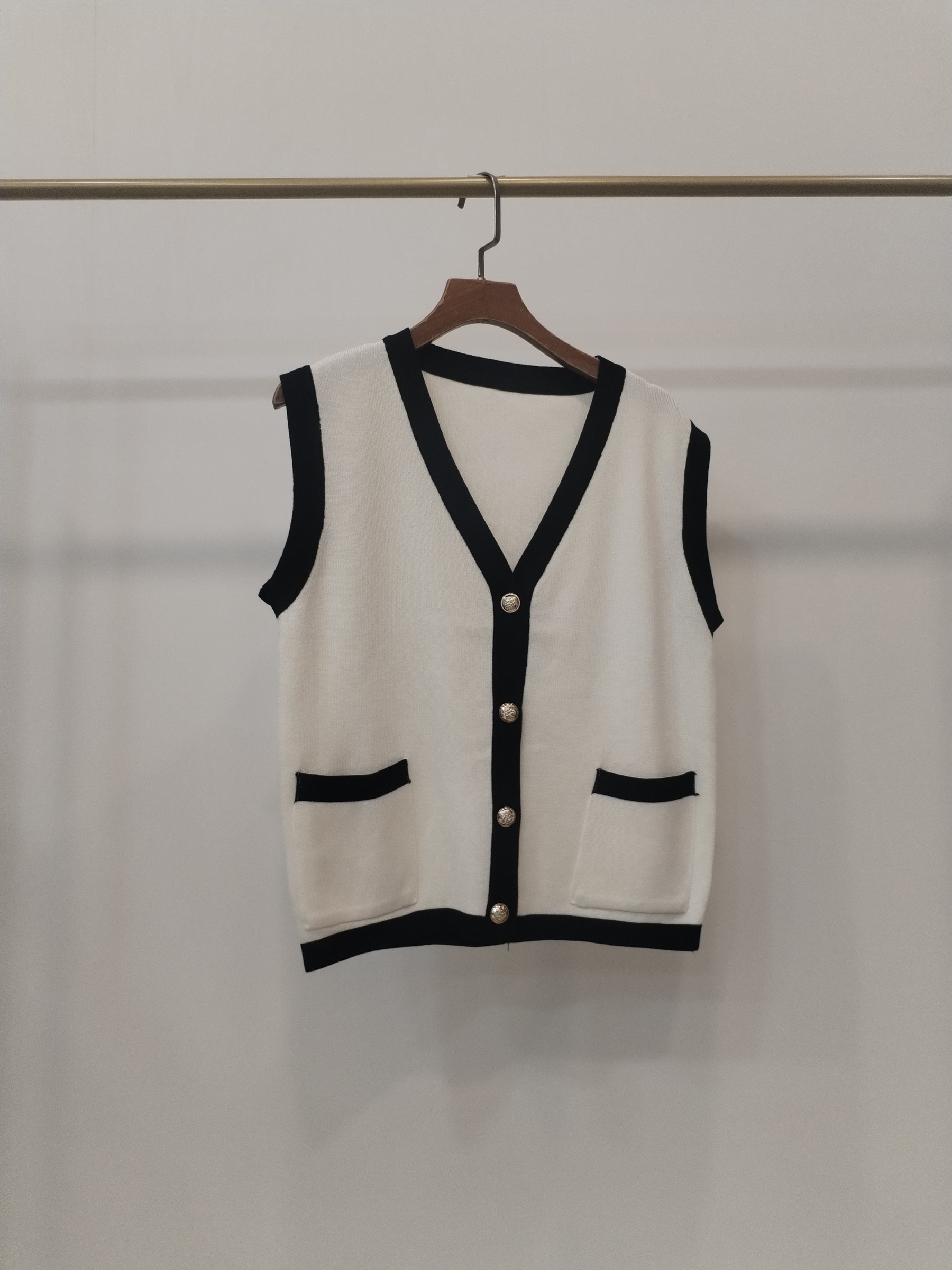 0106 Burgen Contrast Binding Button Down Knit Vest (B 45-50cm; L 51cm)