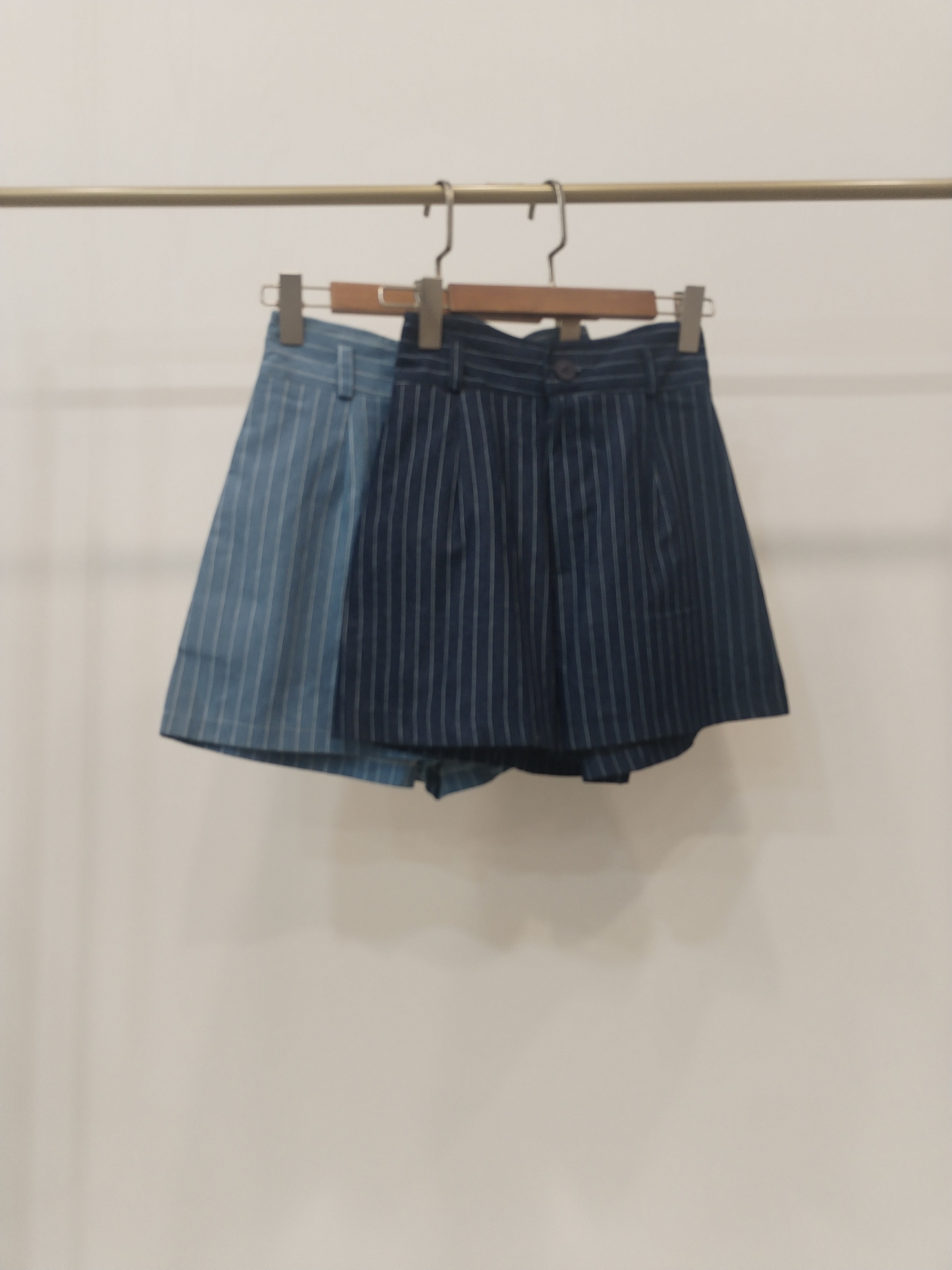 2847 Desirae Striped Denim Shorts (UW 31-45cm; H 45-56cm; L 38cm)