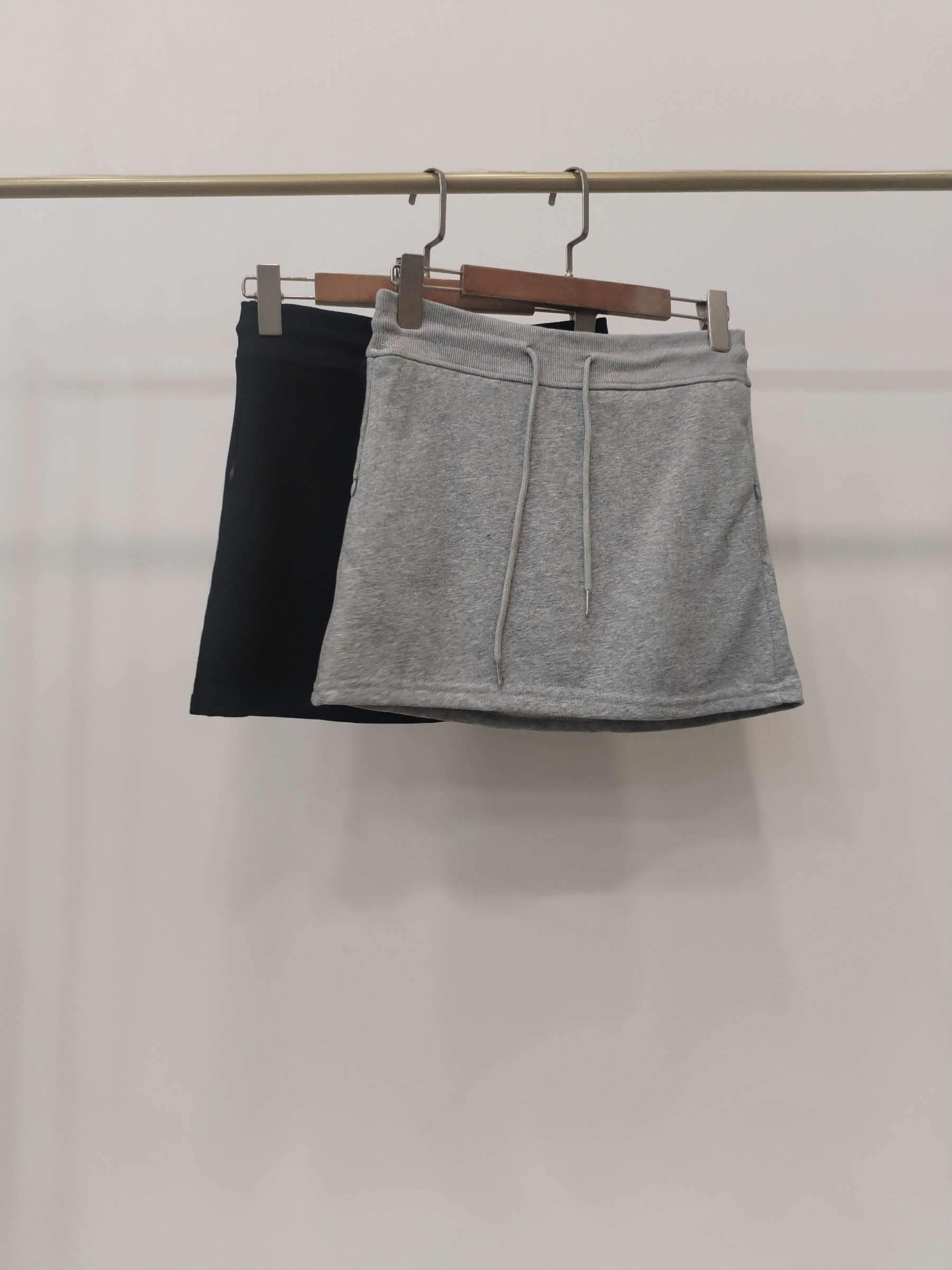 616 Zachary Zipper Pockets Sporty Skirt w Inner Shorts (UW 33-34cm; H 39-47cm; L 35cm)