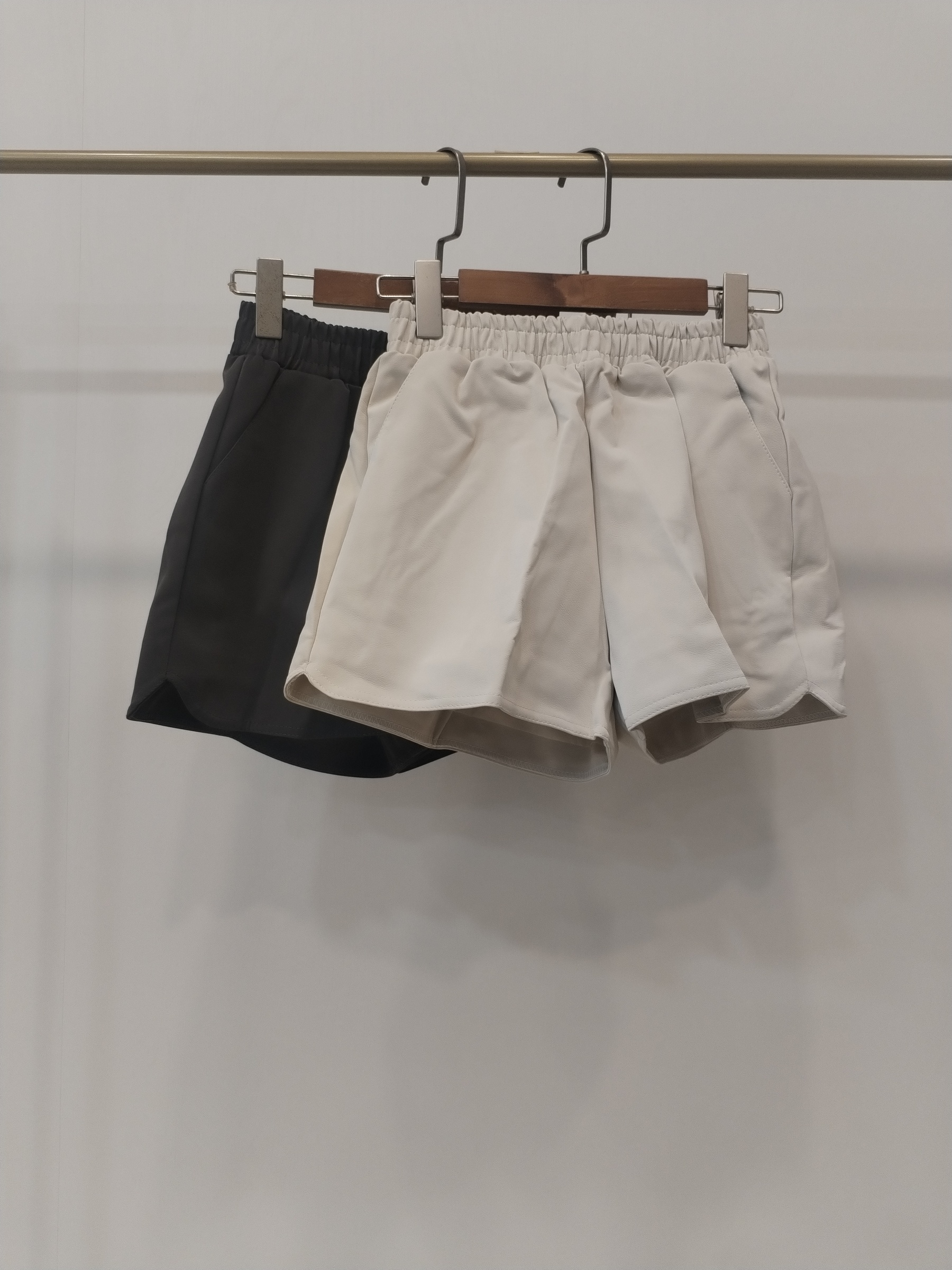 678 Mattilynd Matte Leather Shorts w Elastic Waist & Pockets (UW 31-43cm; H 44-50cm; L 33cm)