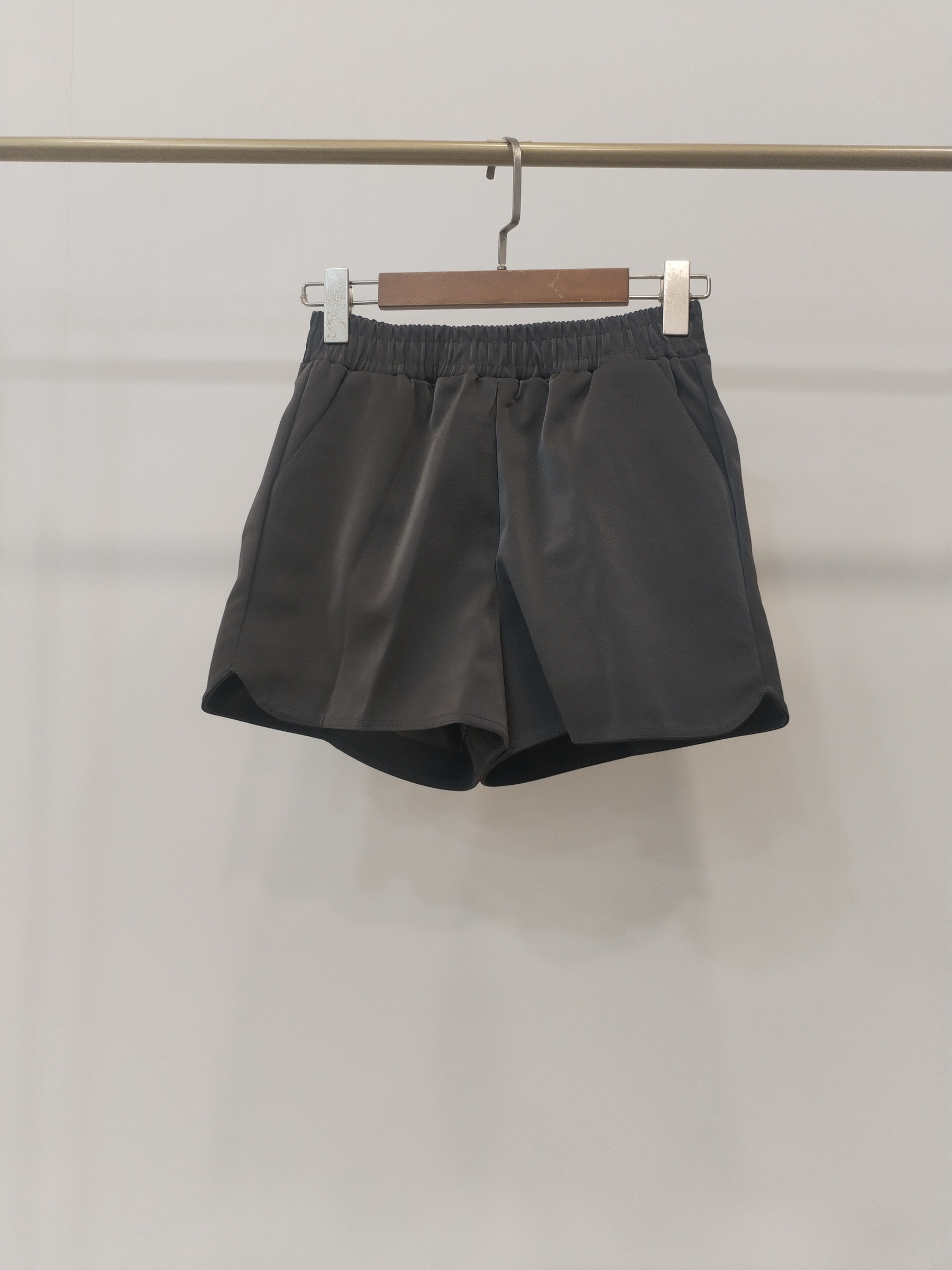 678 Mattilynd Matte Leather Shorts w Elastic Waist & Pockets (UW 31-43cm; H 44-50cm; L 33cm)