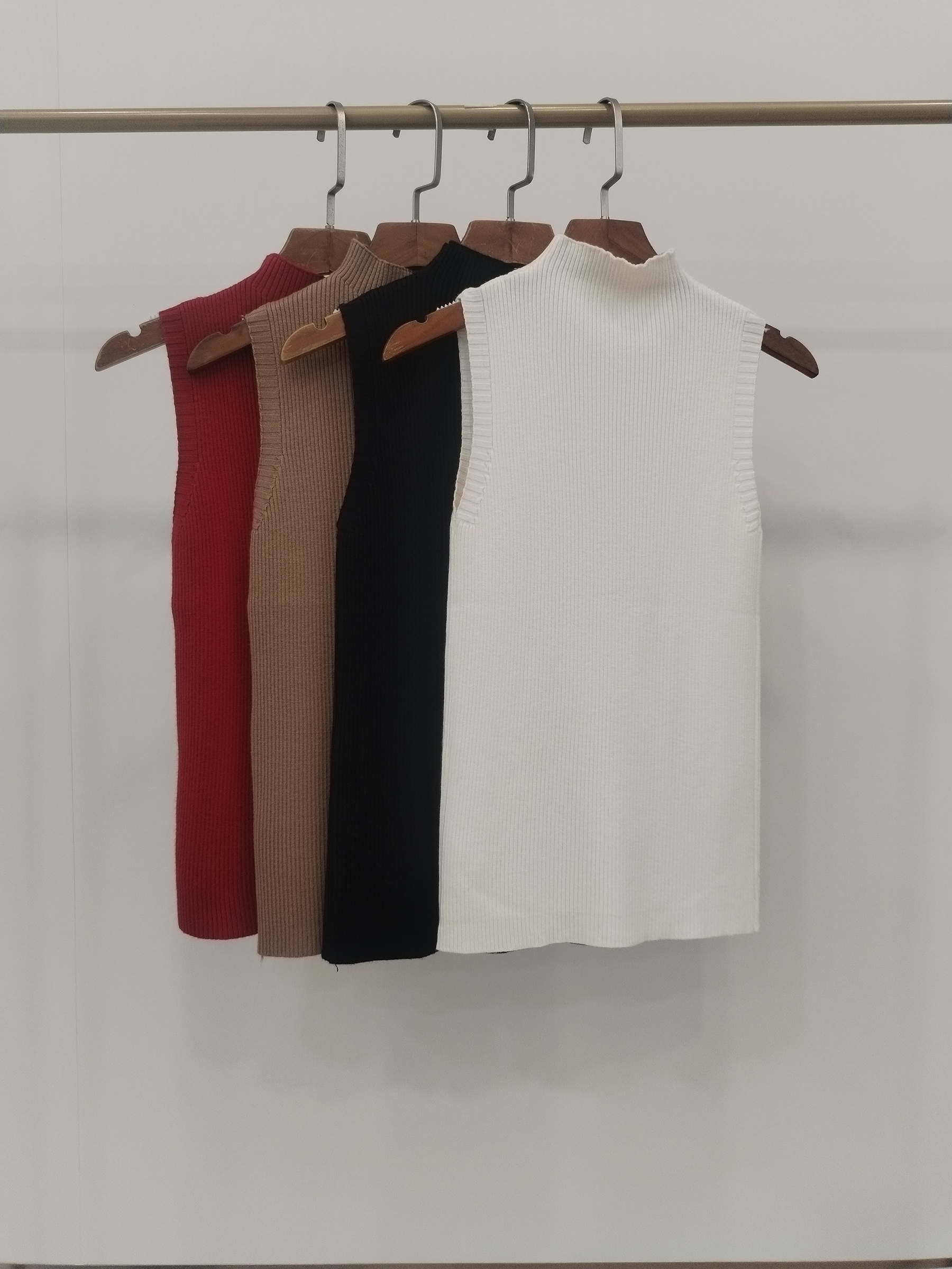 906 Harriot High Neck Ribbed Sleeveless Knit Top (B 31-49cm; L 53cm)