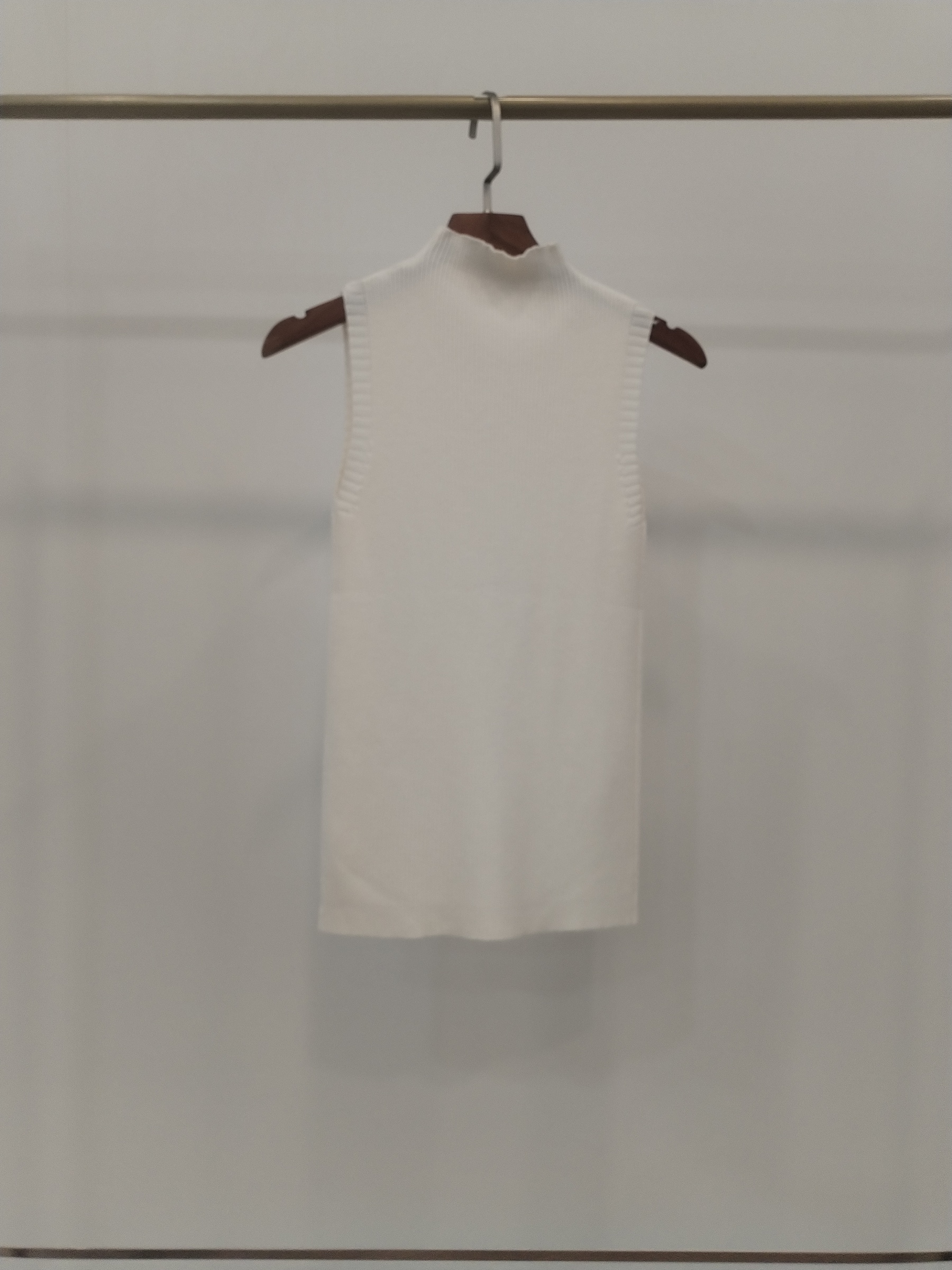 906 Harriot High Neck Ribbed Sleeveless Knit Top (B 31-49cm; L 53cm)