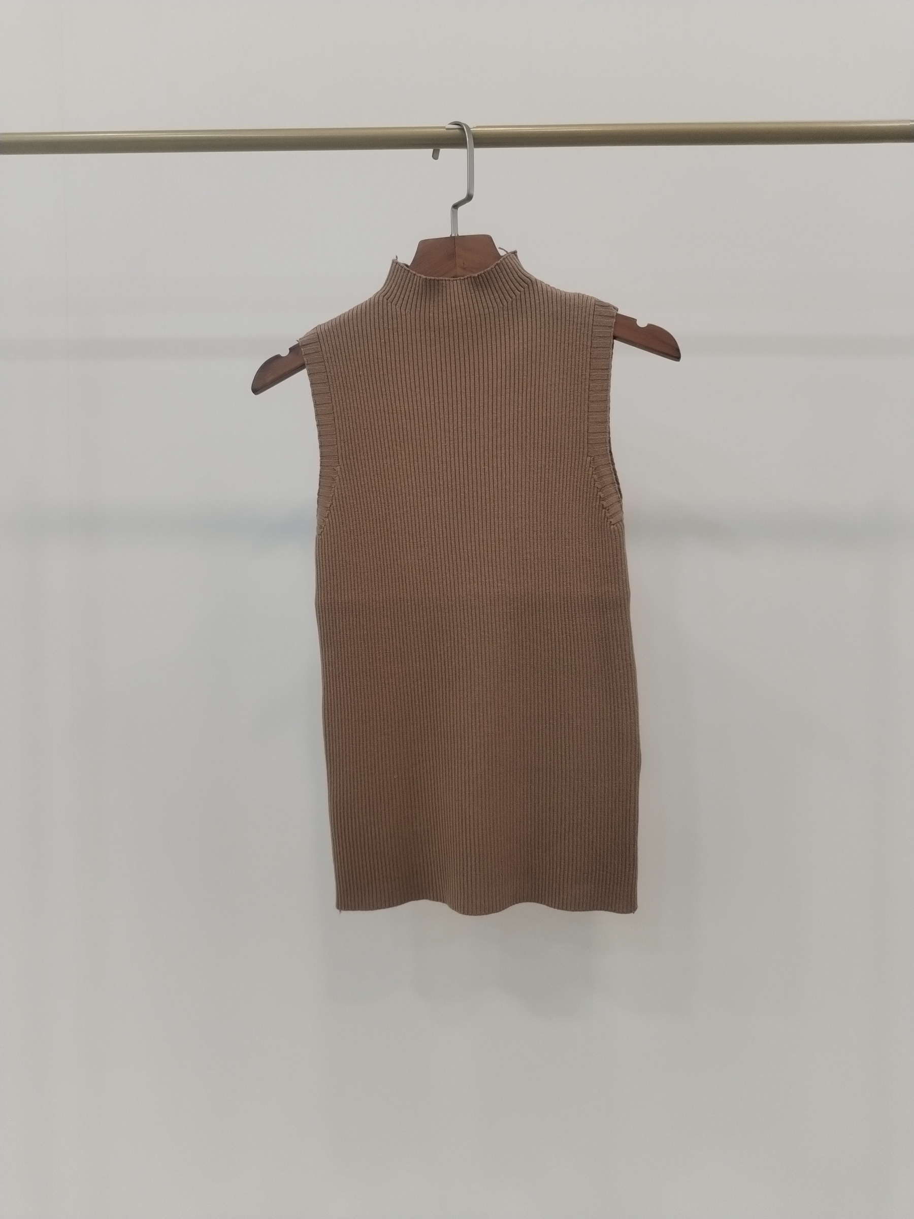 906 Harriot High Neck Ribbed Sleeveless Knit Top (B 31-49cm; L 53cm)