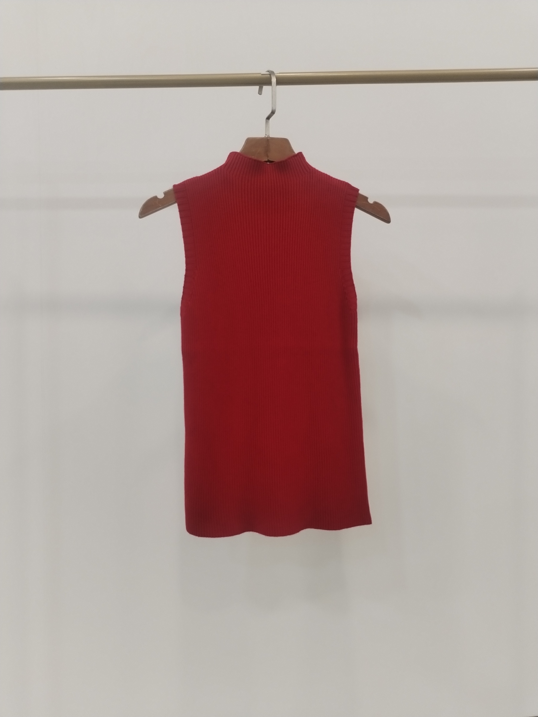 906 Harriot High Neck Ribbed Sleeveless Knit Top (B 31-49cm; L 53cm)