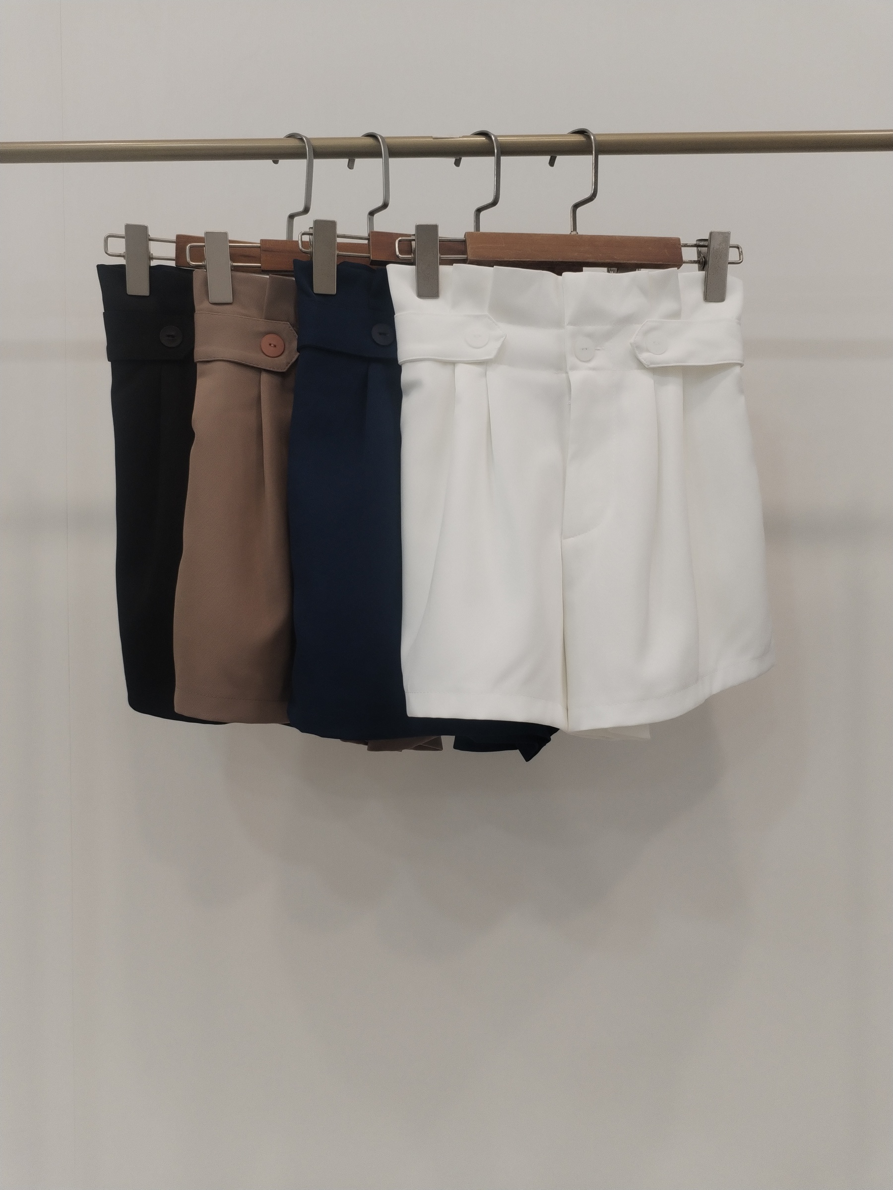 2853 Burgess Button Embellished Shorts W Pockets (UW 32-46cm; H 43-54cm; L 39cm)