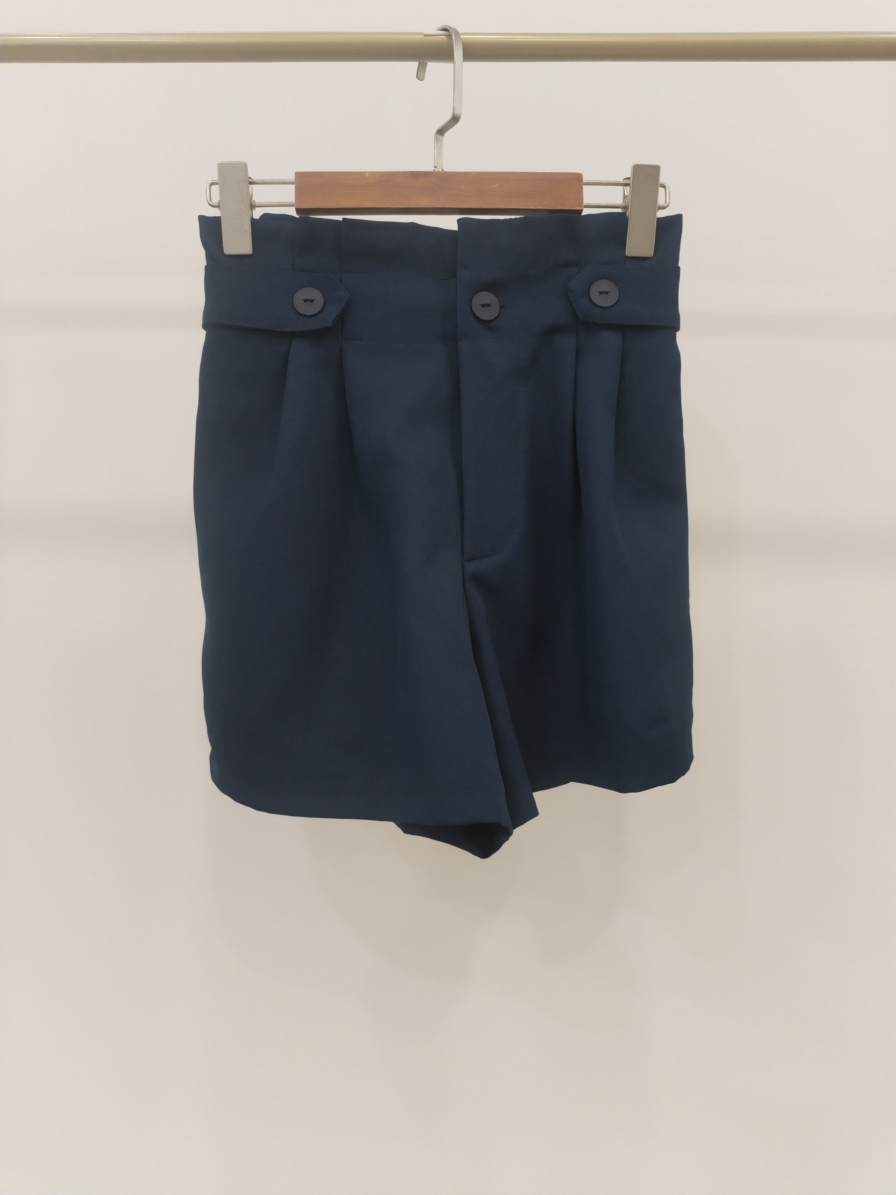 2853 Burgess Button Embellished Shorts W Pockets (UW 32-46cm; H 43-54cm; L 39cm)