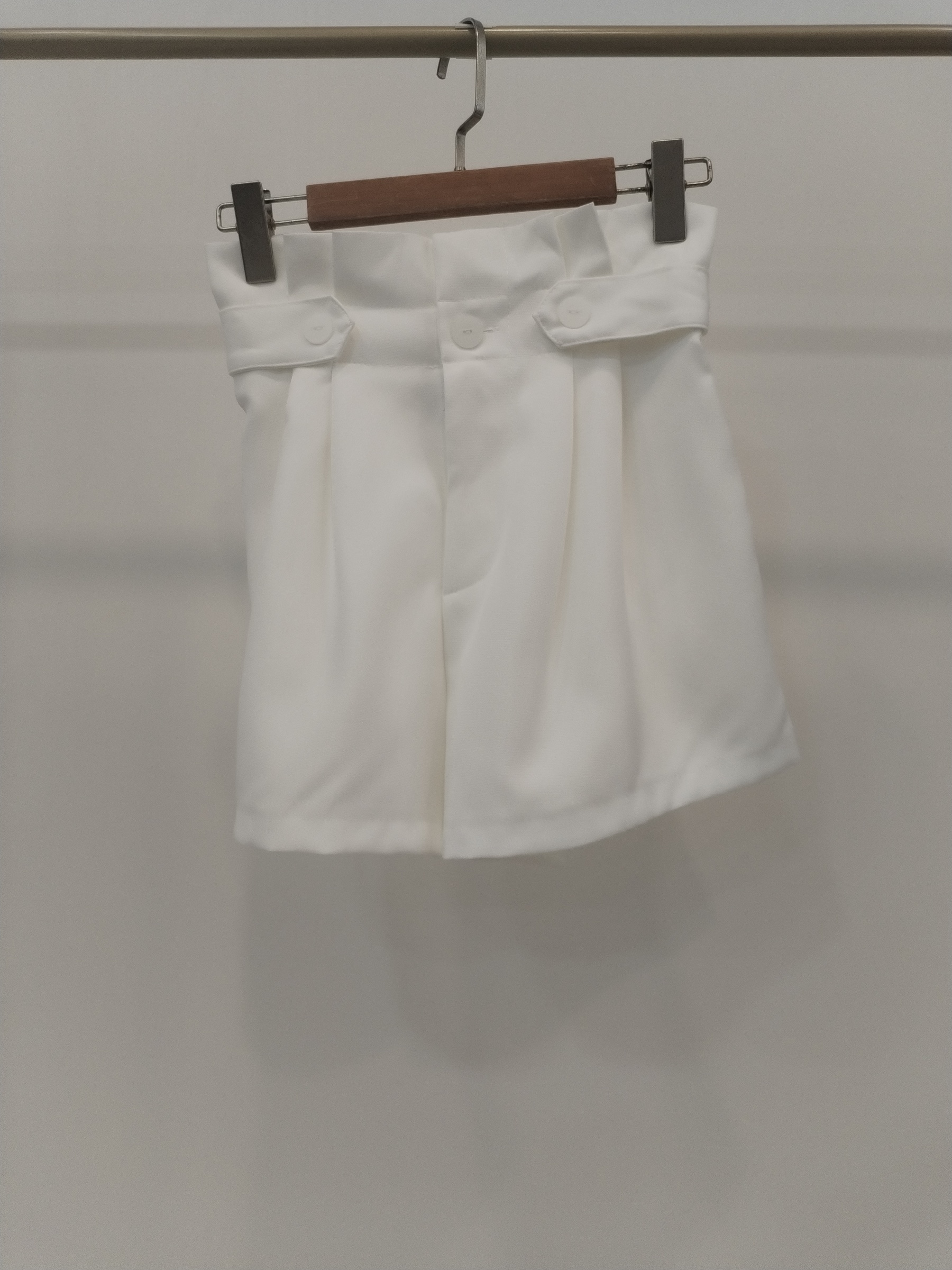 2853 Burgess Button Embellished Shorts W Pockets (UW 32-46cm; H 43-54cm; L 39cm)