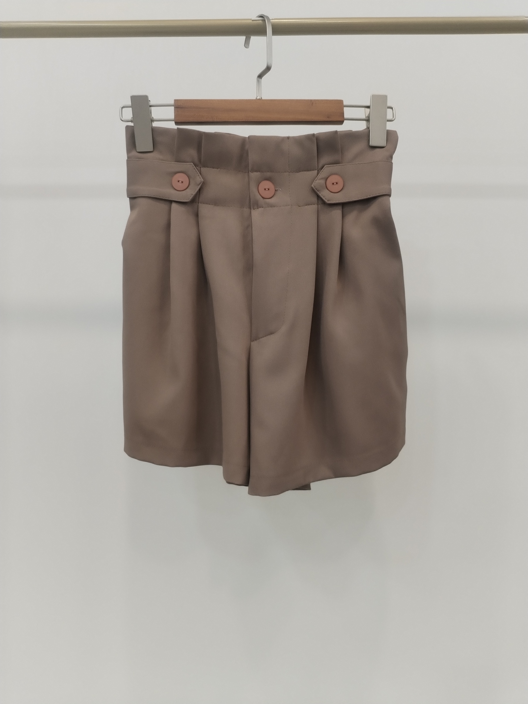 2853 Burgess Button Embellished Shorts W Pockets (UW 32-46cm; H 43-54cm; L 39cm)