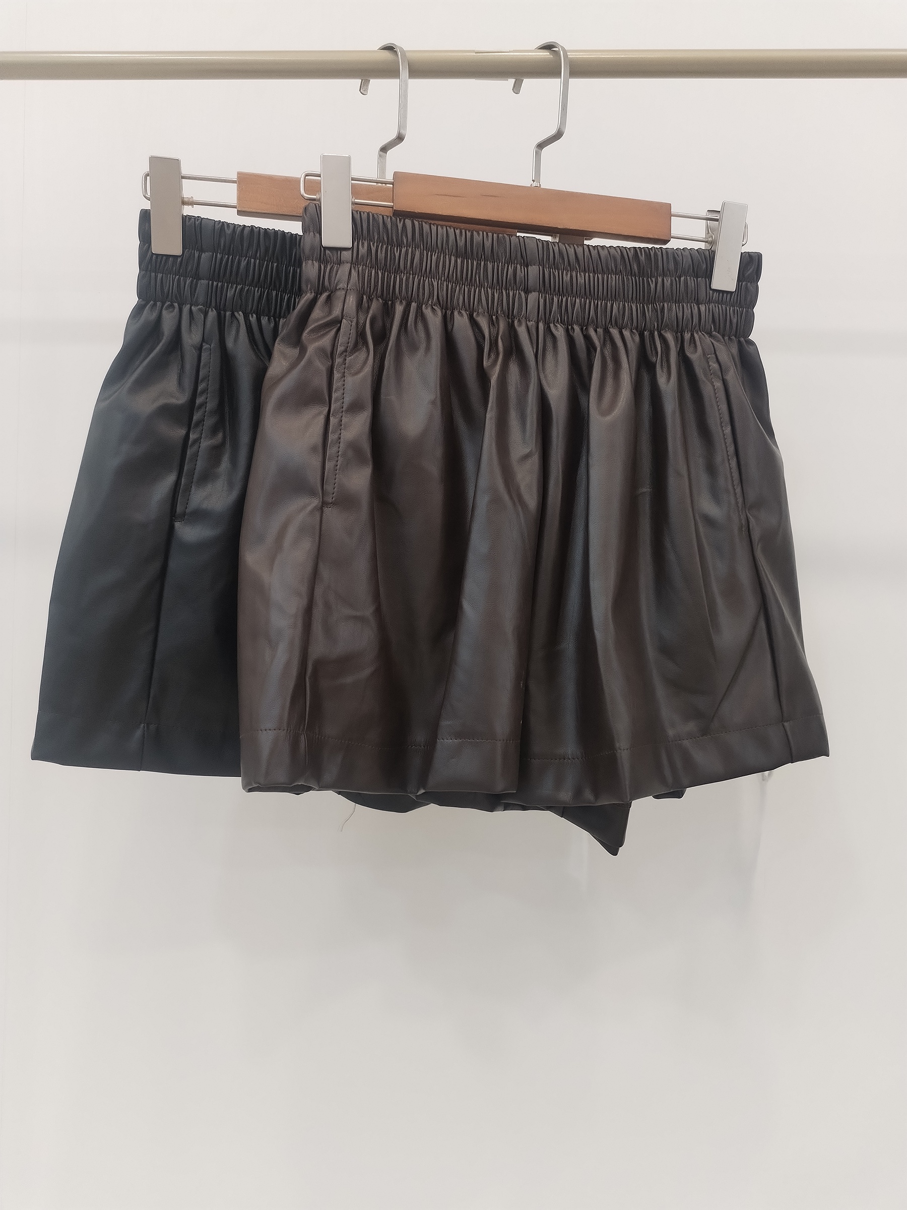 9930 Wade Wide Waistband Leather Shorts W Pockets (UW 32-50cm; H 50-63cm; L 37cm)