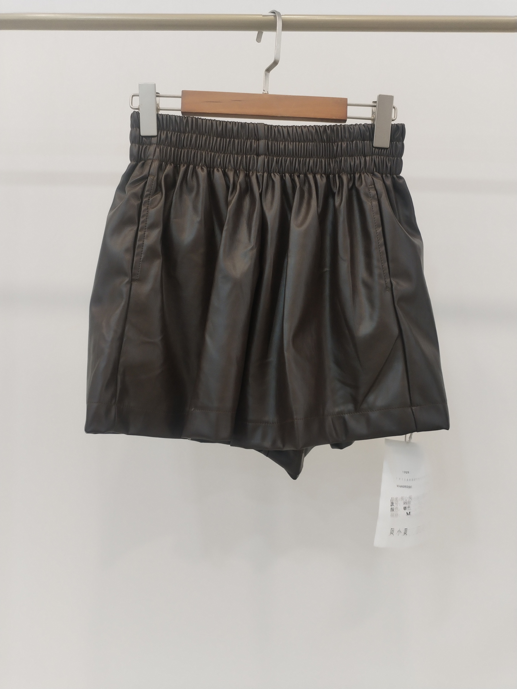 9930 Wade Wide Waistband Leather Shorts W Pockets (UW 32-50cm; H 50-63cm; L 37cm)