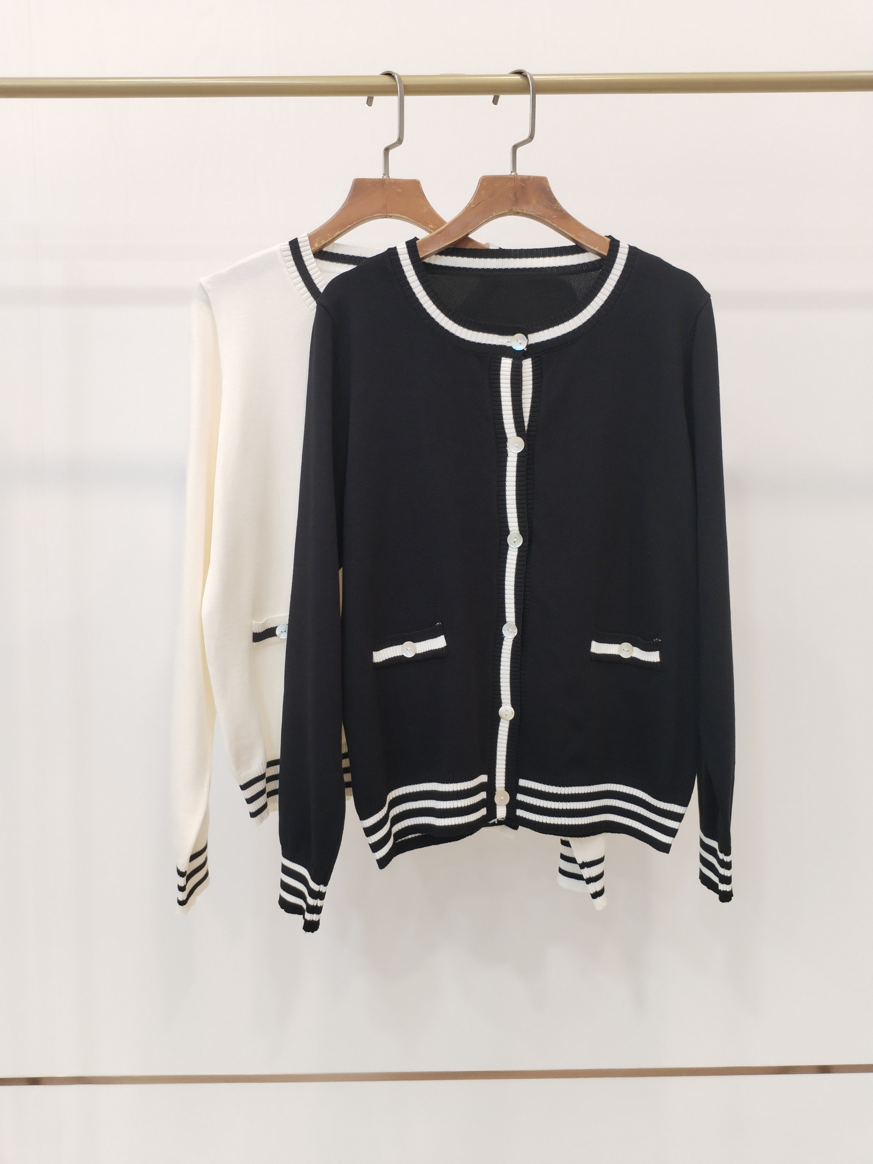 01011 Christopher Knitted Cardigan (B 46-51cm; L 56cm)