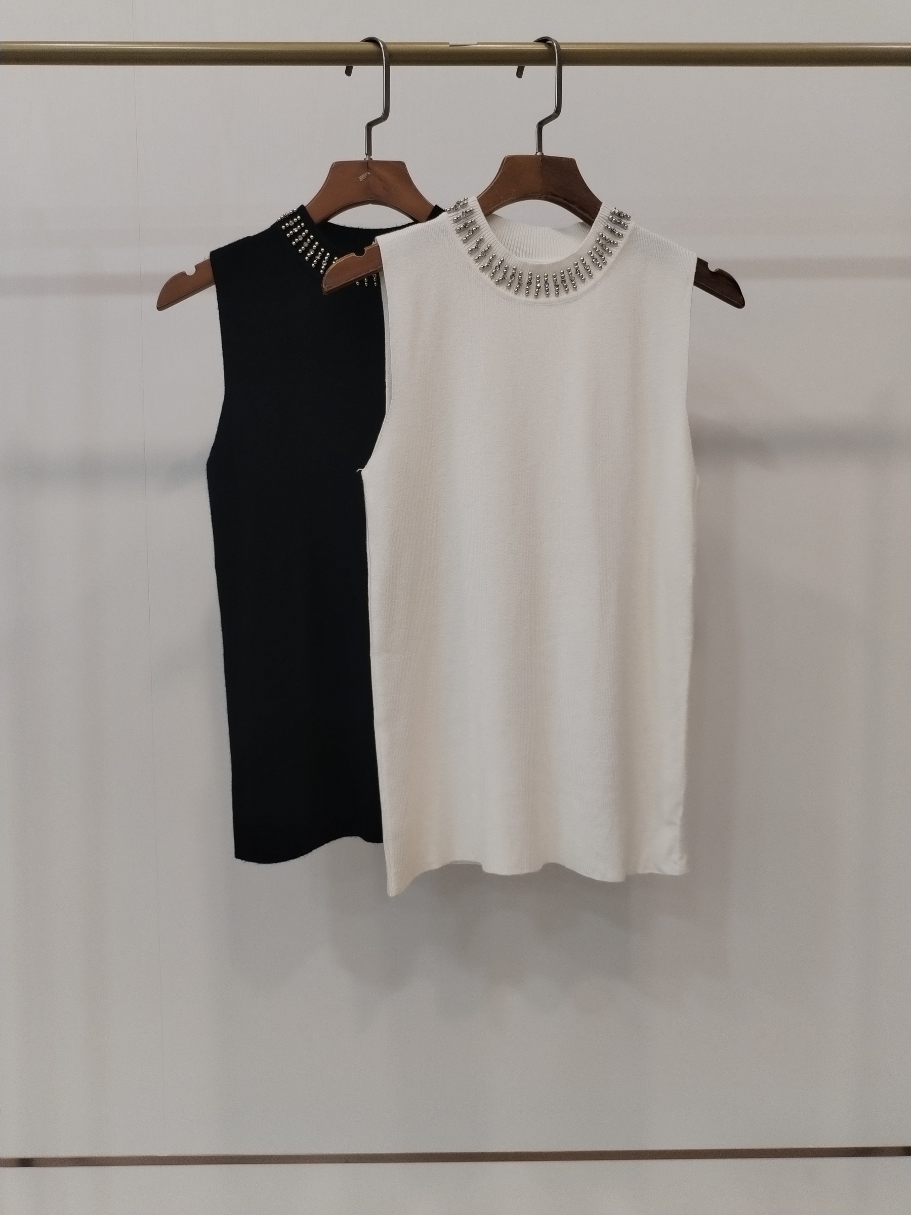 0182 Niko Bead-Embellished Neck Sleeveless Knit Top (B 35-50cm; L 53cm)