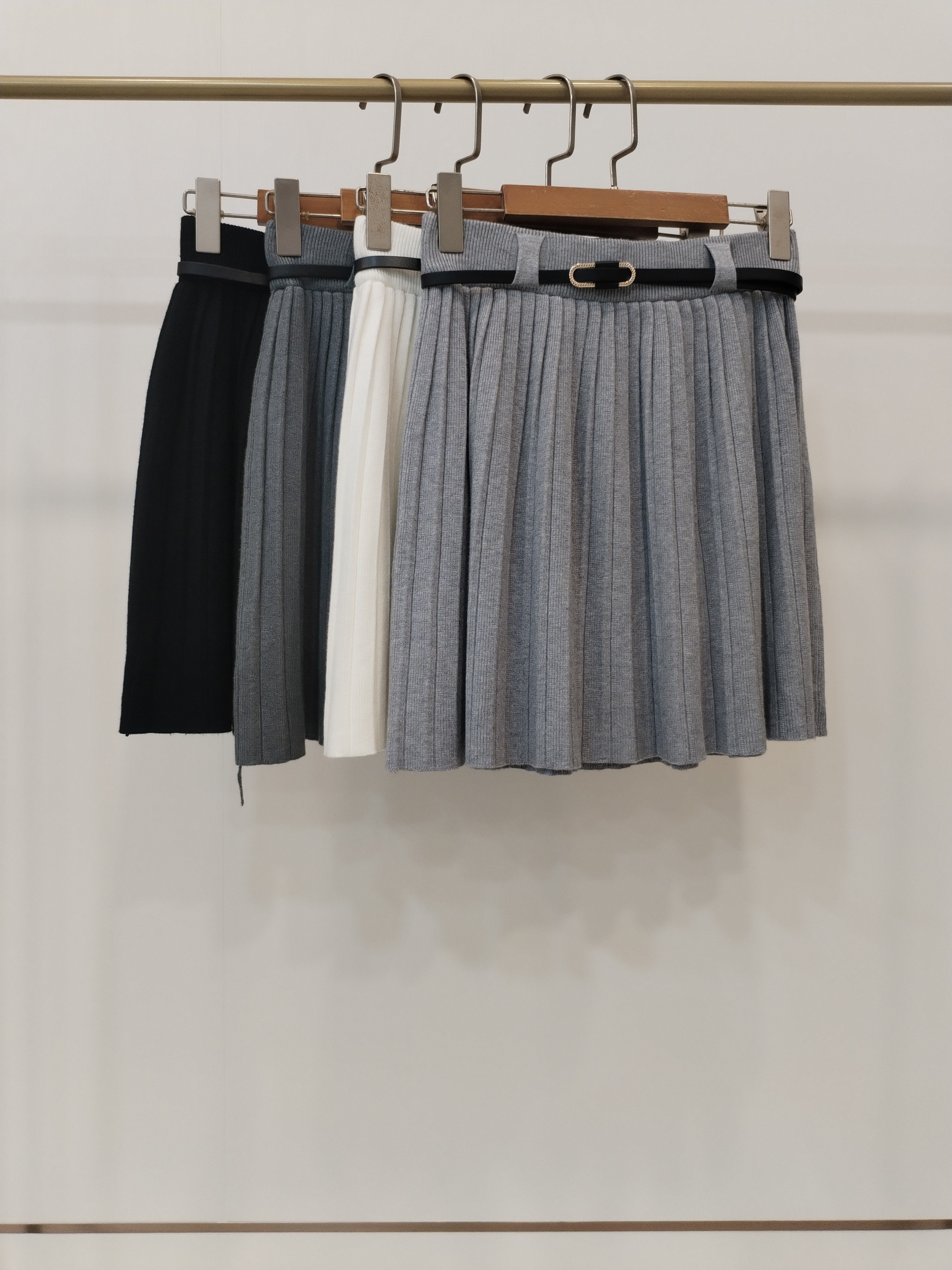 242 Flavious Flared Knit Miniskirt w Belt (L) (UW 34-52cm; H FS; L 44cm)