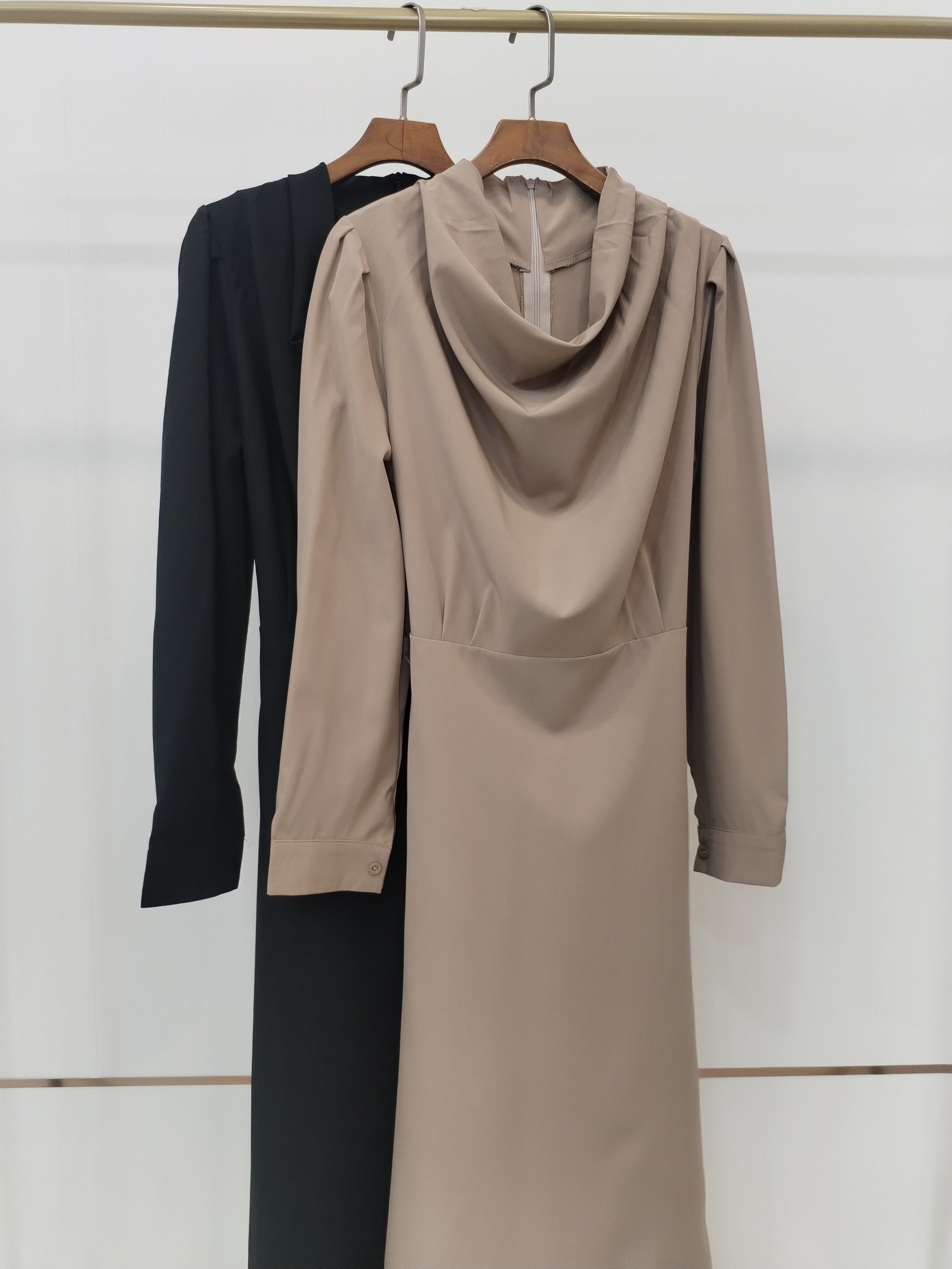 4204 Zeno Cowl Neck Dress w Back Zipper (B 49-50cm; H 50cm; L 117cm)