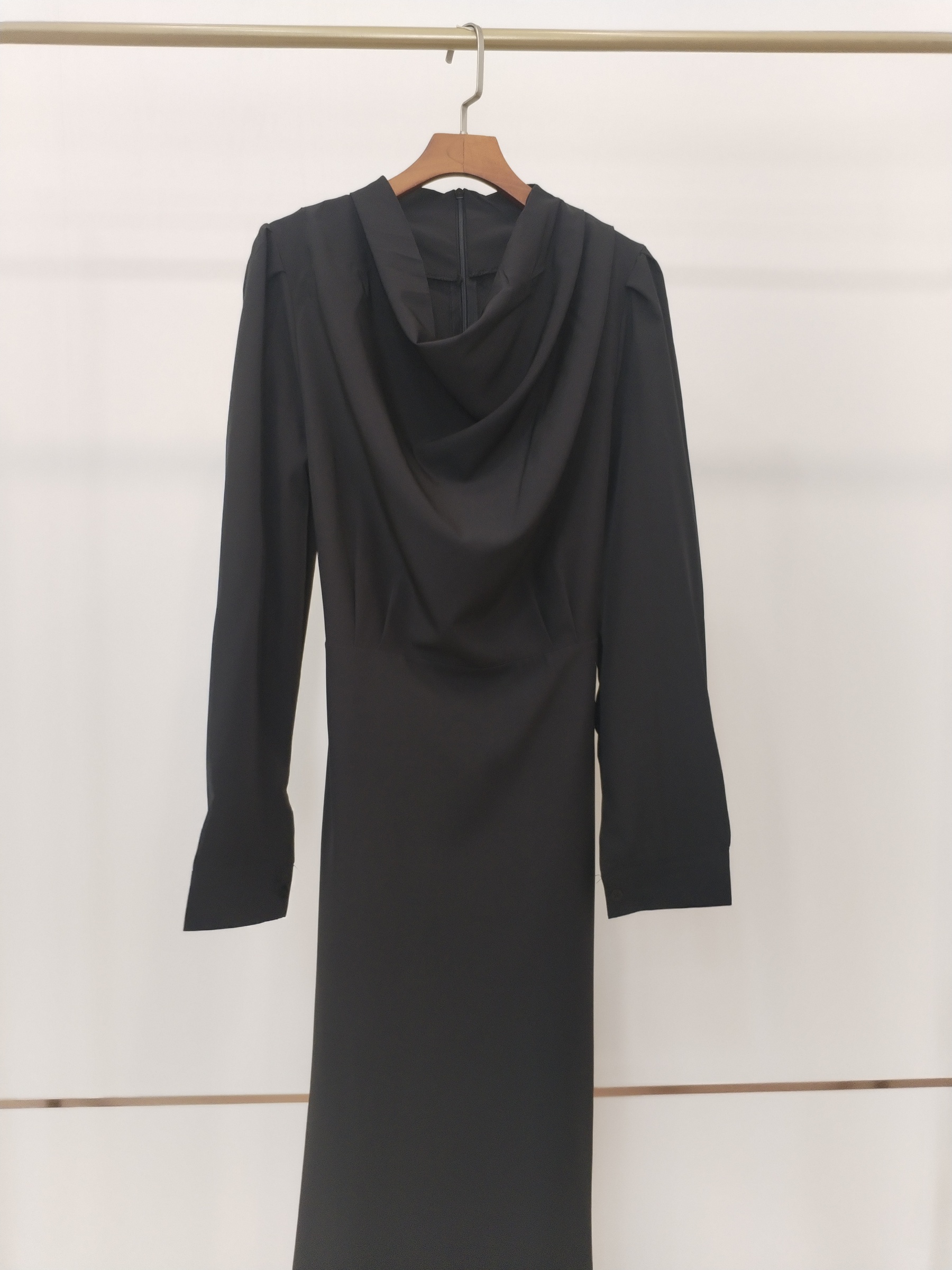 4204 Zeno Cowl Neck Dress w Back Zipper (B 49-50cm; H 50cm; L 117cm)