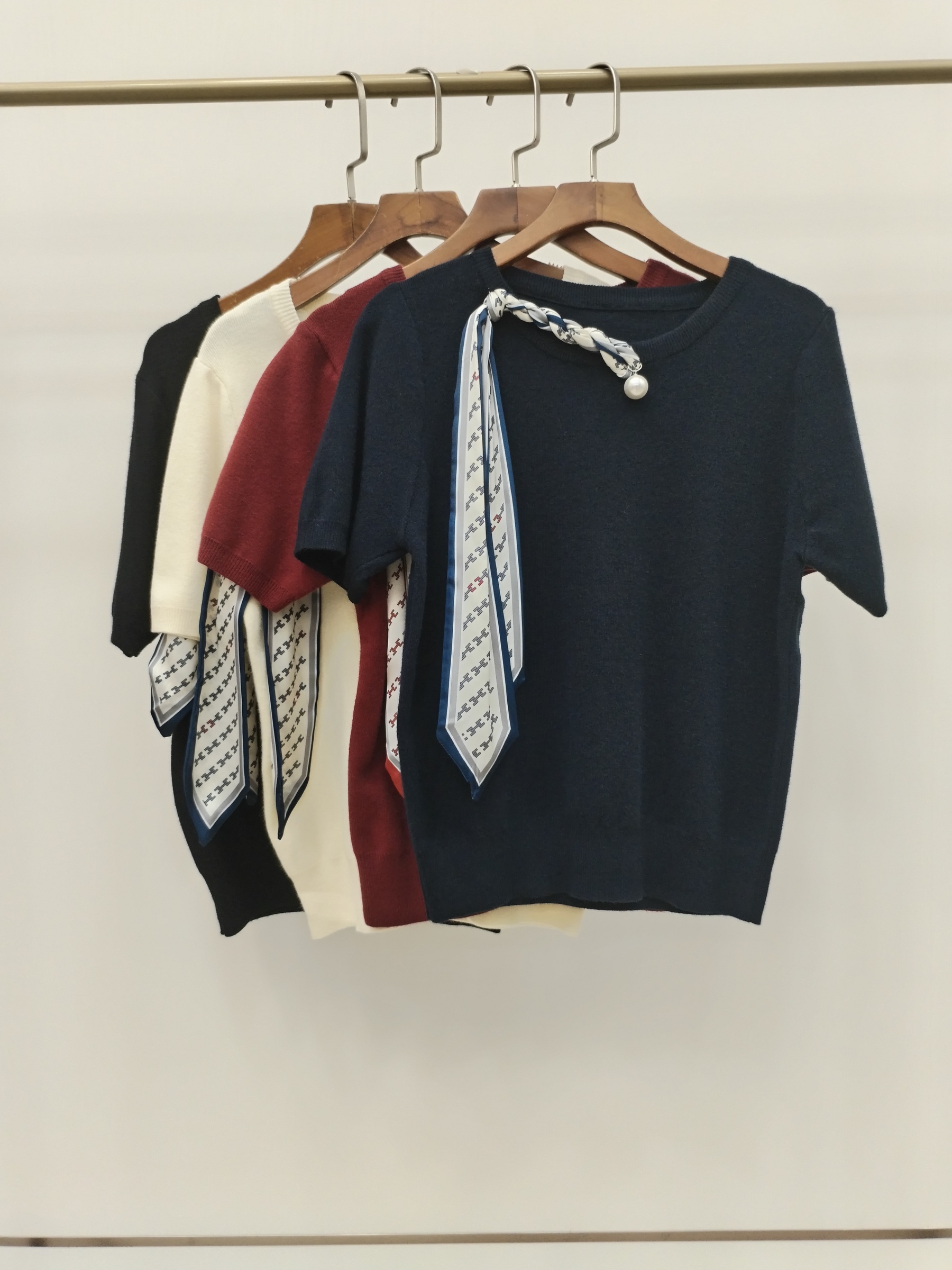 2527 Tollinia Twilly-Embellished Short Sleeve Knit Top (B 44-53cm; L 54cm)