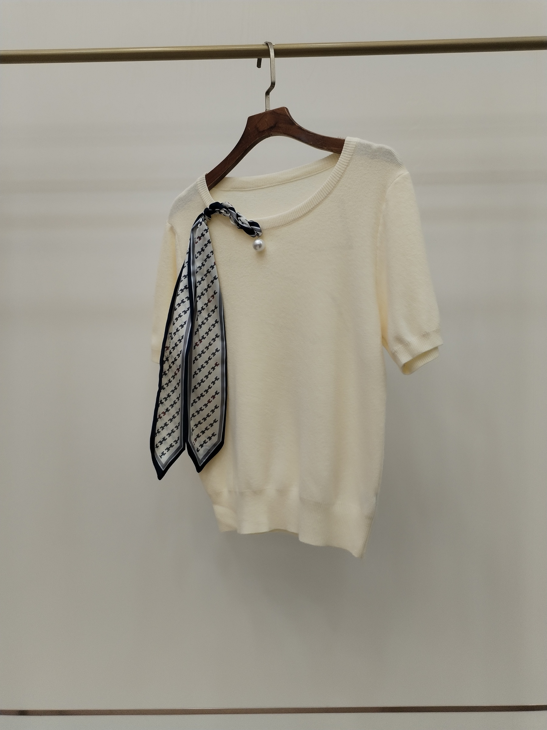 2527 Tollinia Twilly-Embellished Short Sleeve Knit Top (B 44-53cm; L 54cm)