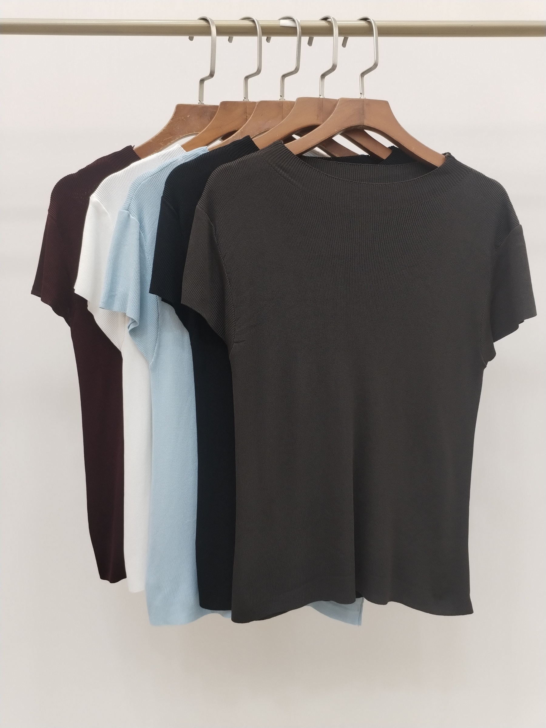 045 Harwella High Neck Cooling Knit Top (B 37-47cm; L 49cm)