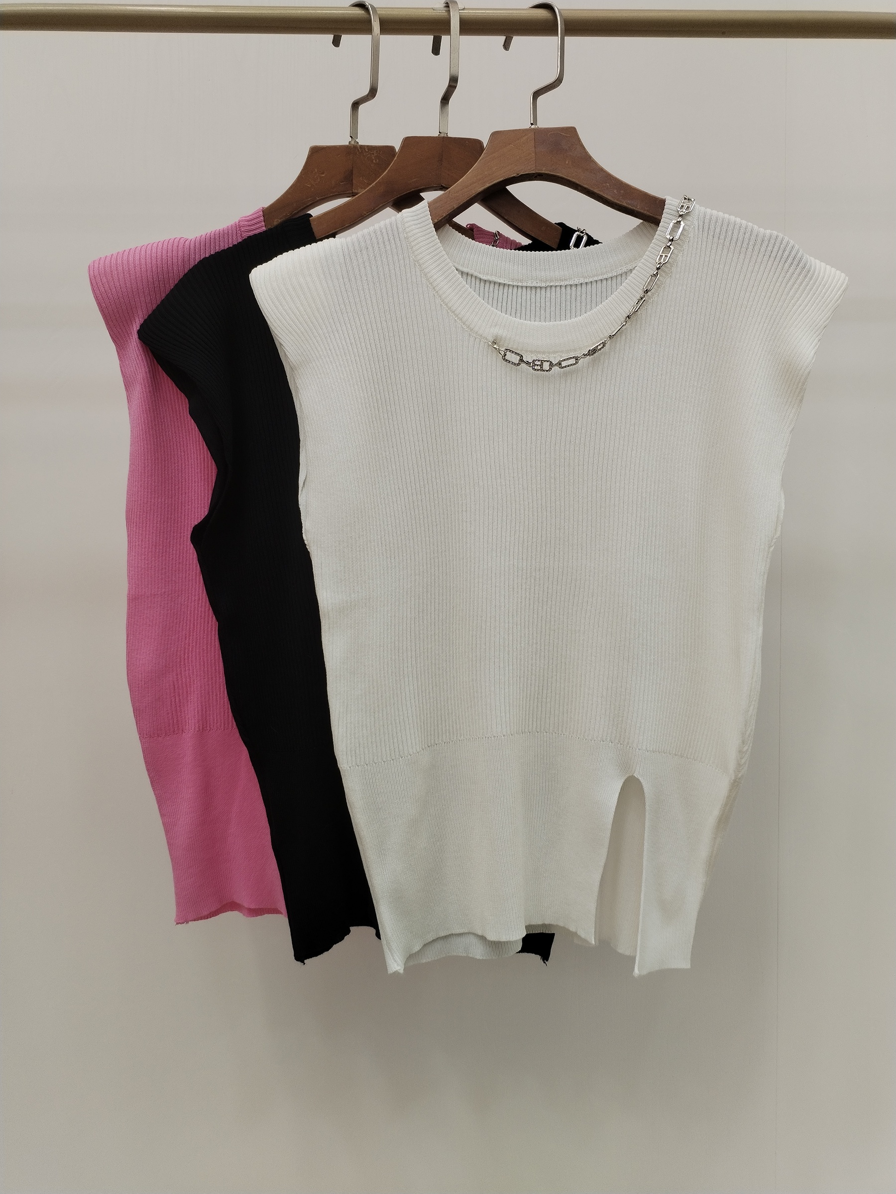 1085 Roosevelt Ribbed Sleeveless Knit Top (B 42-53cm; L 51cm)