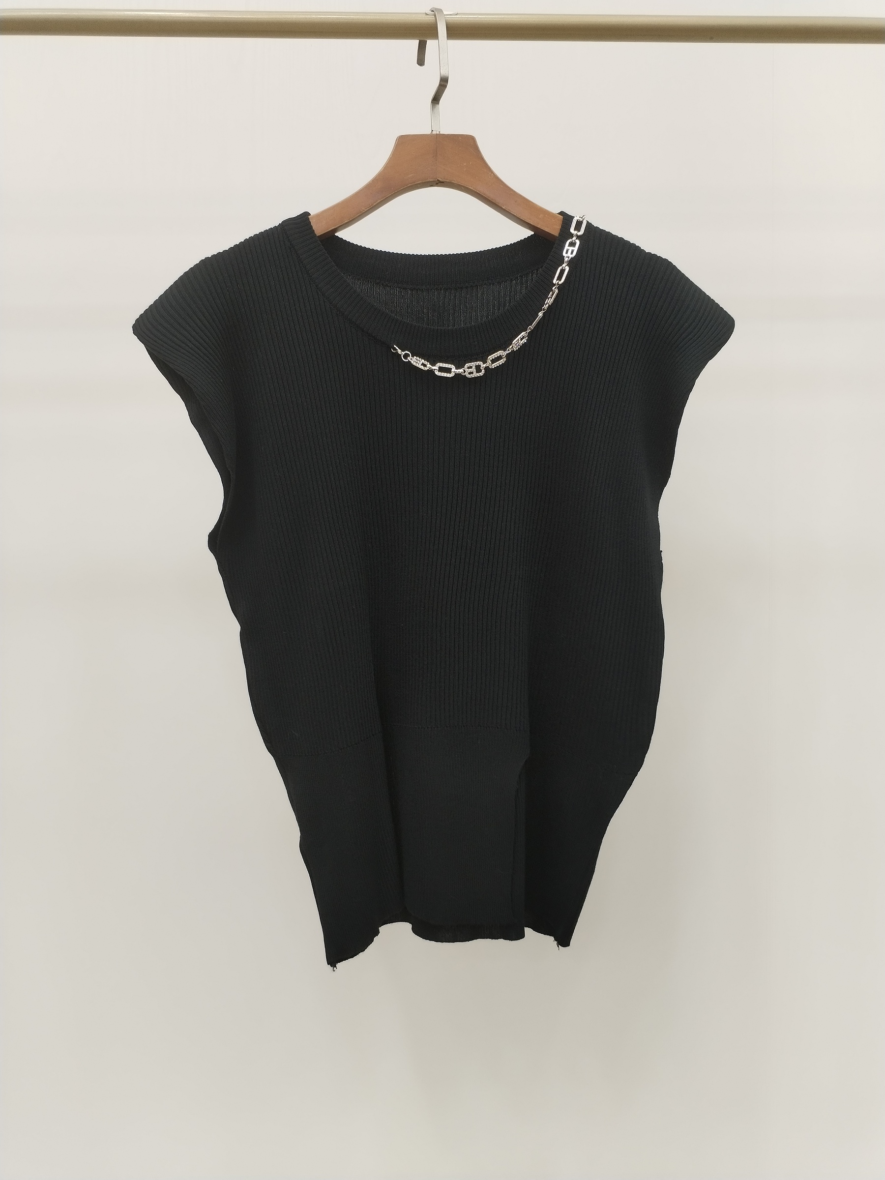 1085 Roosevelt Ribbed Sleeveless Knit Top (B 42-53cm; L 51cm)