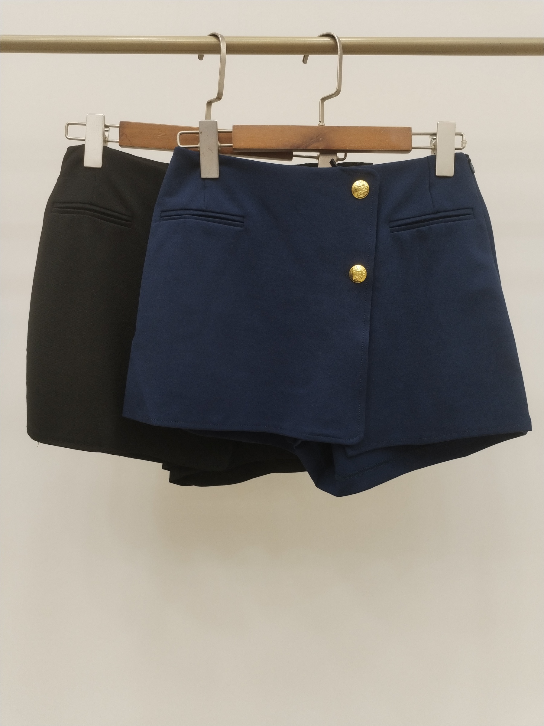 5986 Gianelle Gold Crest Button Side Zipper Skorts (M Size: UW 38-41cm; H 45-55cm; L 34cm, L Size: UW 40-43cm; H 48-58cm; L 34cm, XL Size: UW 44-47cm; H 51-61cm; L 34cm)
