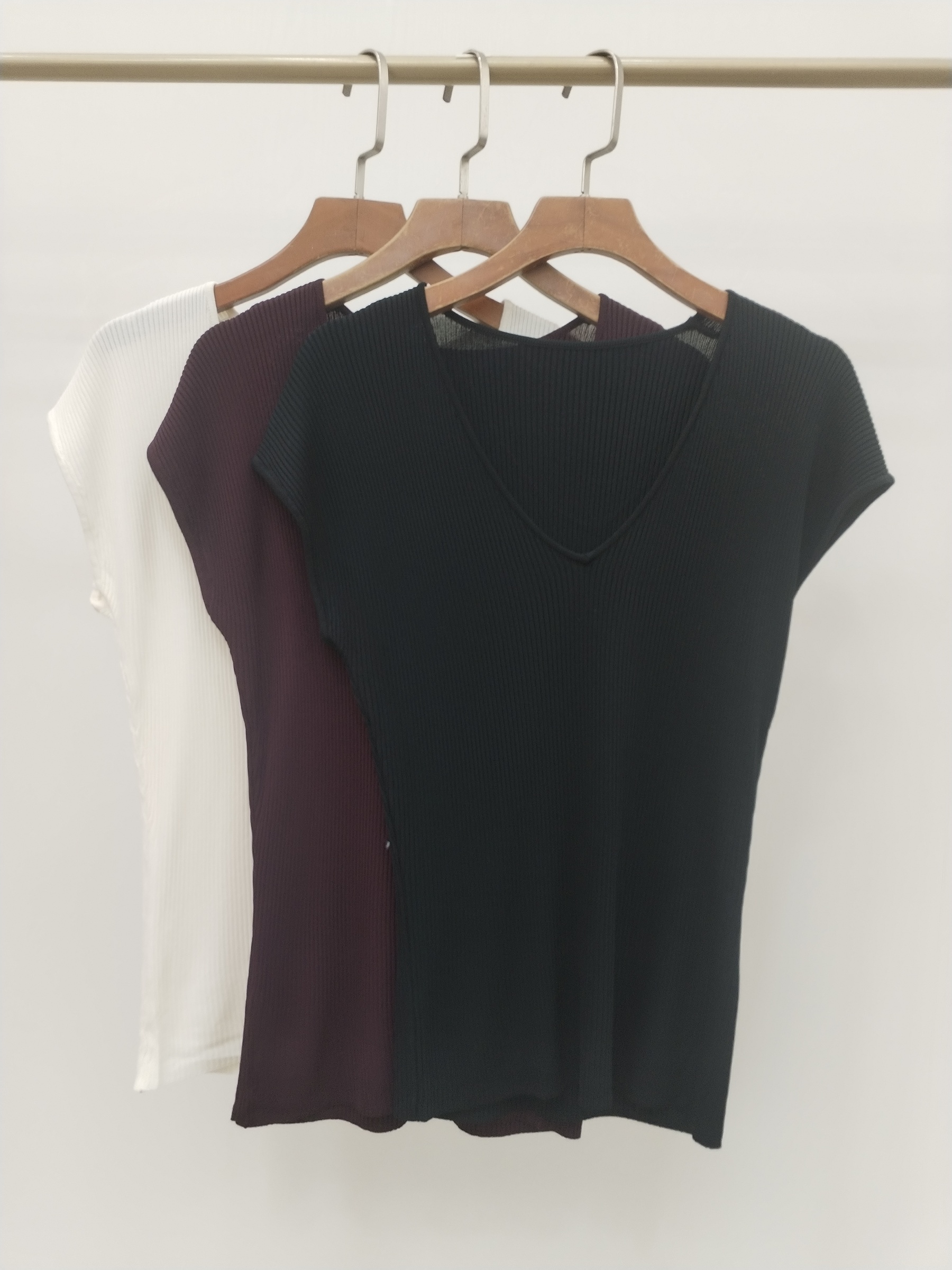 8861 Rylda Ribbed V-Neck Cooling Knit Top (B 38-52cm; L 52cm)
