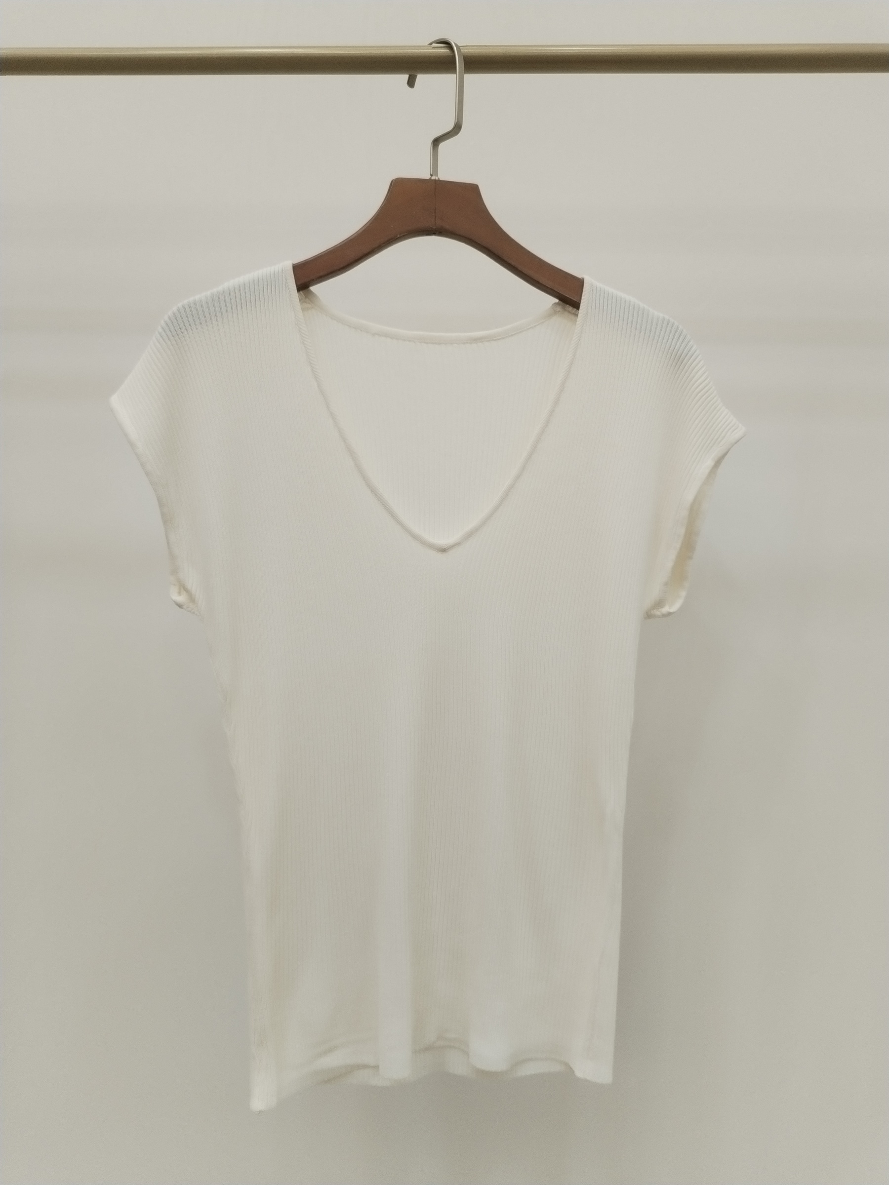 8861 Rylda Ribbed V-Neck Cooling Knit Top (B 38-52cm; L 52cm)