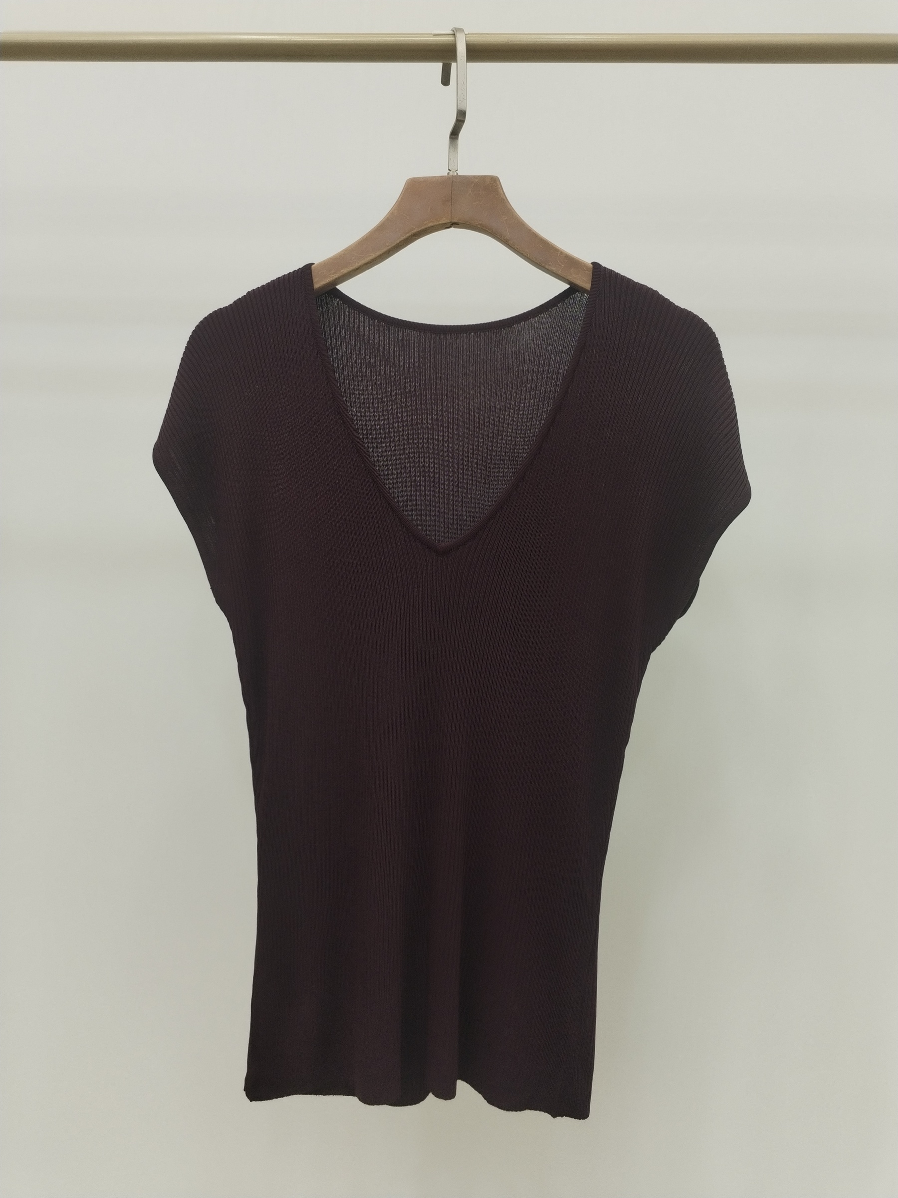 8861 Rylda Ribbed V-Neck Cooling Knit Top (B 38-52cm; L 52cm)