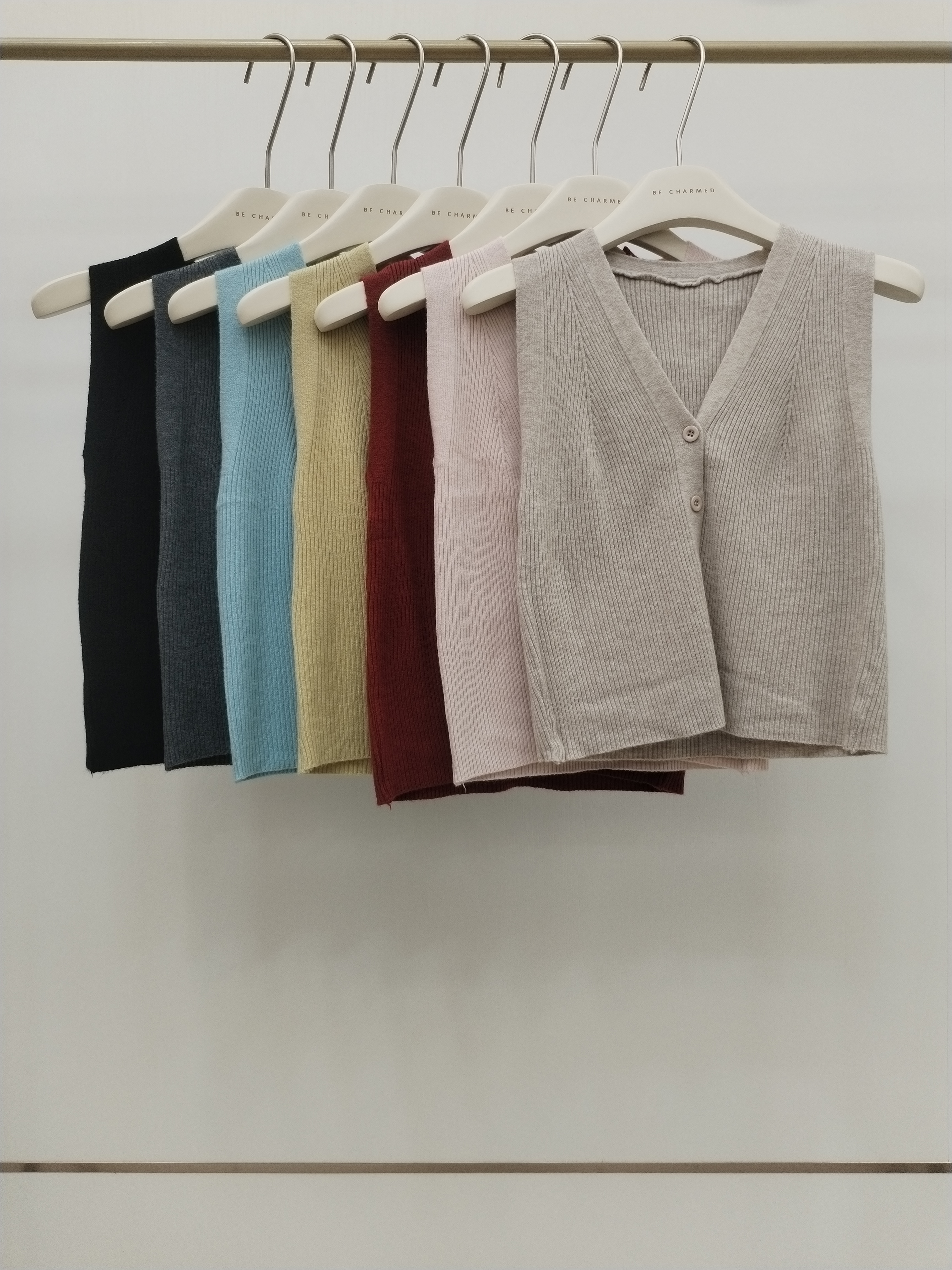 8366 Ralena Ribbed Button Down Sleeveless Knit Top (B 36-49cm; L 46cm)