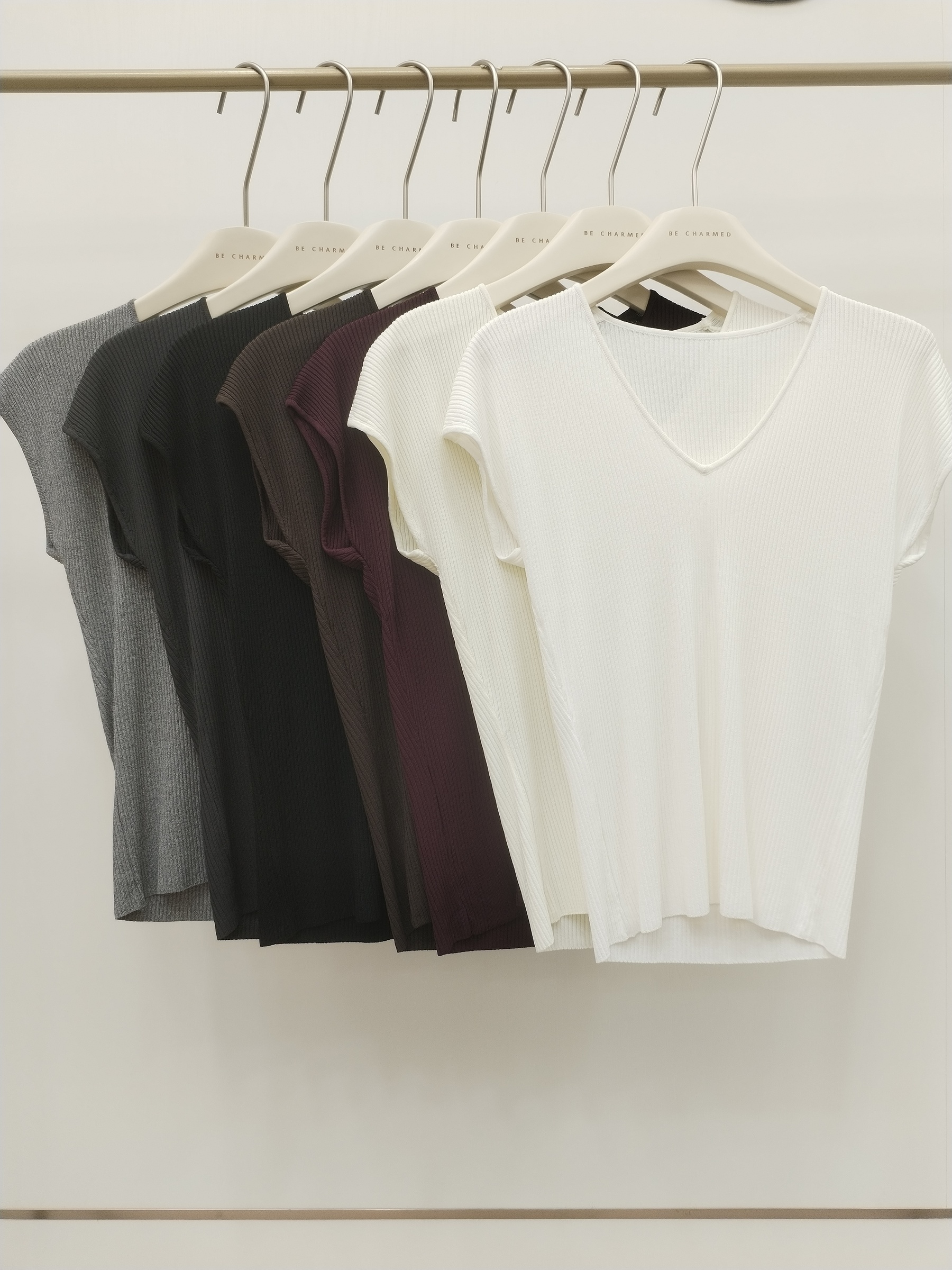 8861 Rylda Ribbed V-Neck Cooling Knit Top (B 38-52cm; L 52cm)