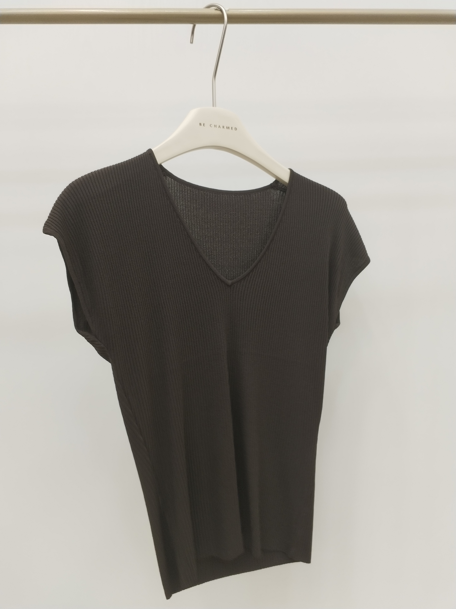 8861 Rylda Ribbed V-Neck Cooling Knit Top (B 38-52cm; L 52cm)