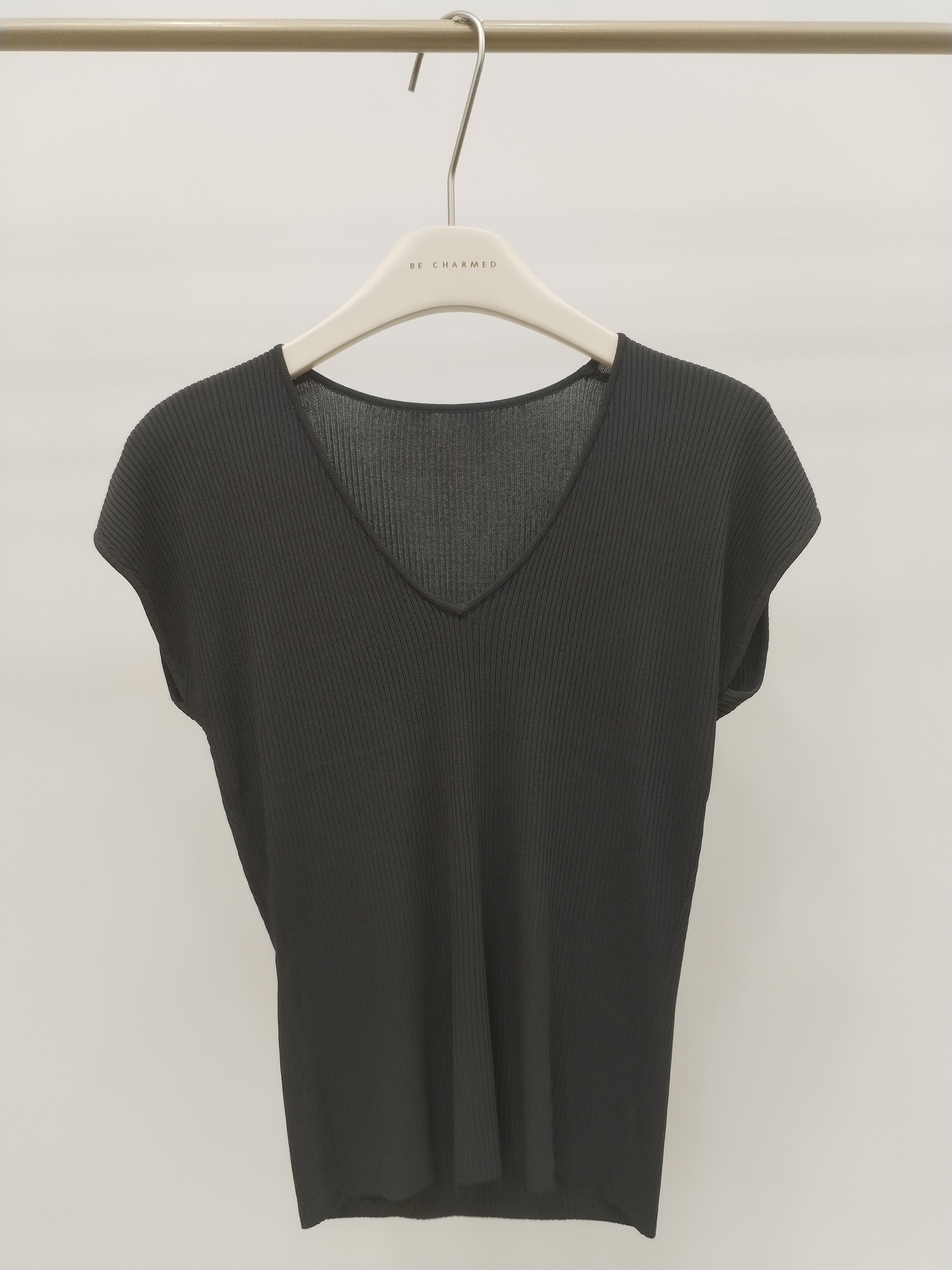 8861 Rylda Ribbed V-Neck Cooling Knit Top (B 38-52cm; L 52cm)