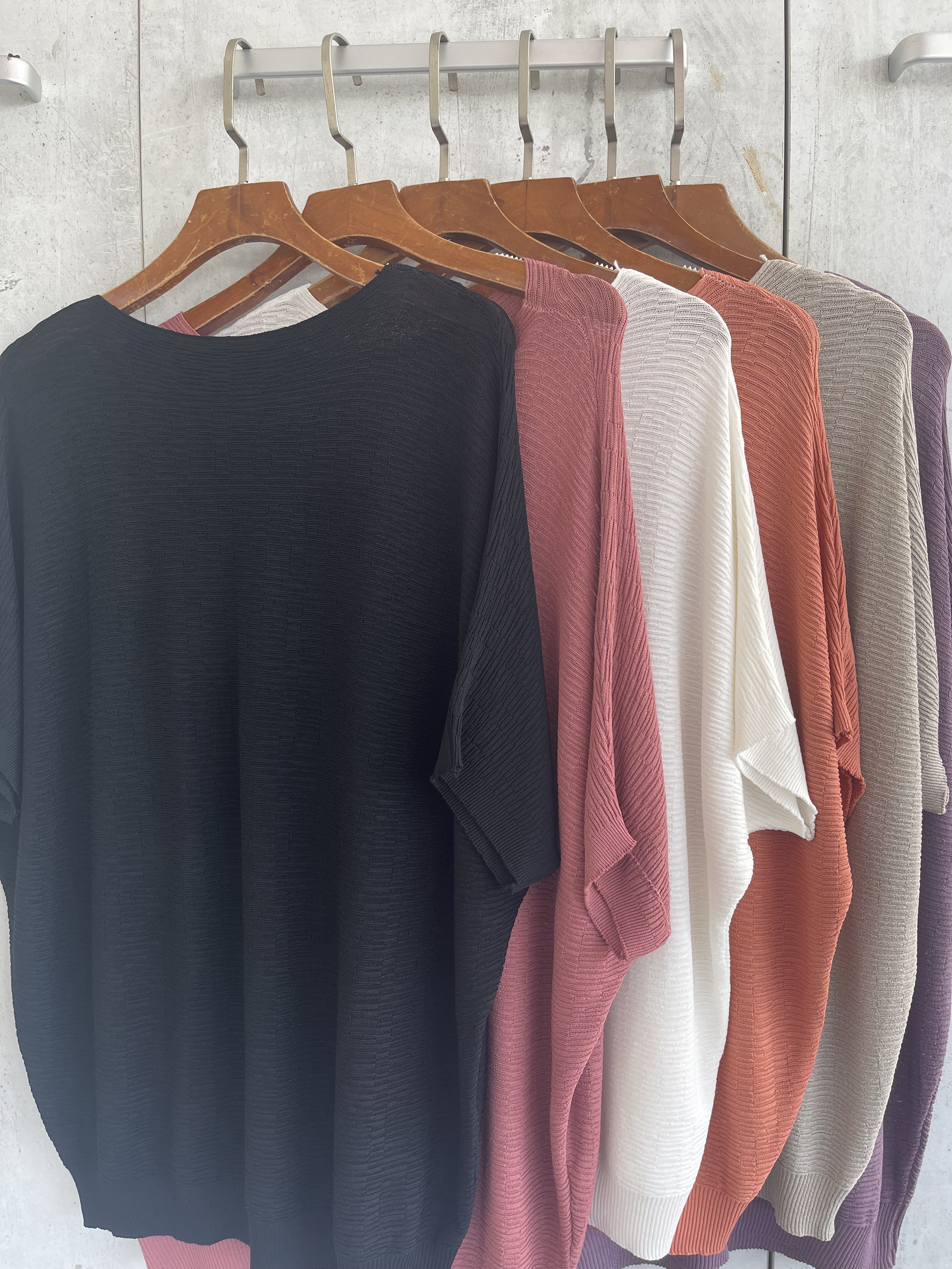 818 Coraline Cap Sleeved Knitted Top W Ribbed Design (B 53-65cm; L 51cm)