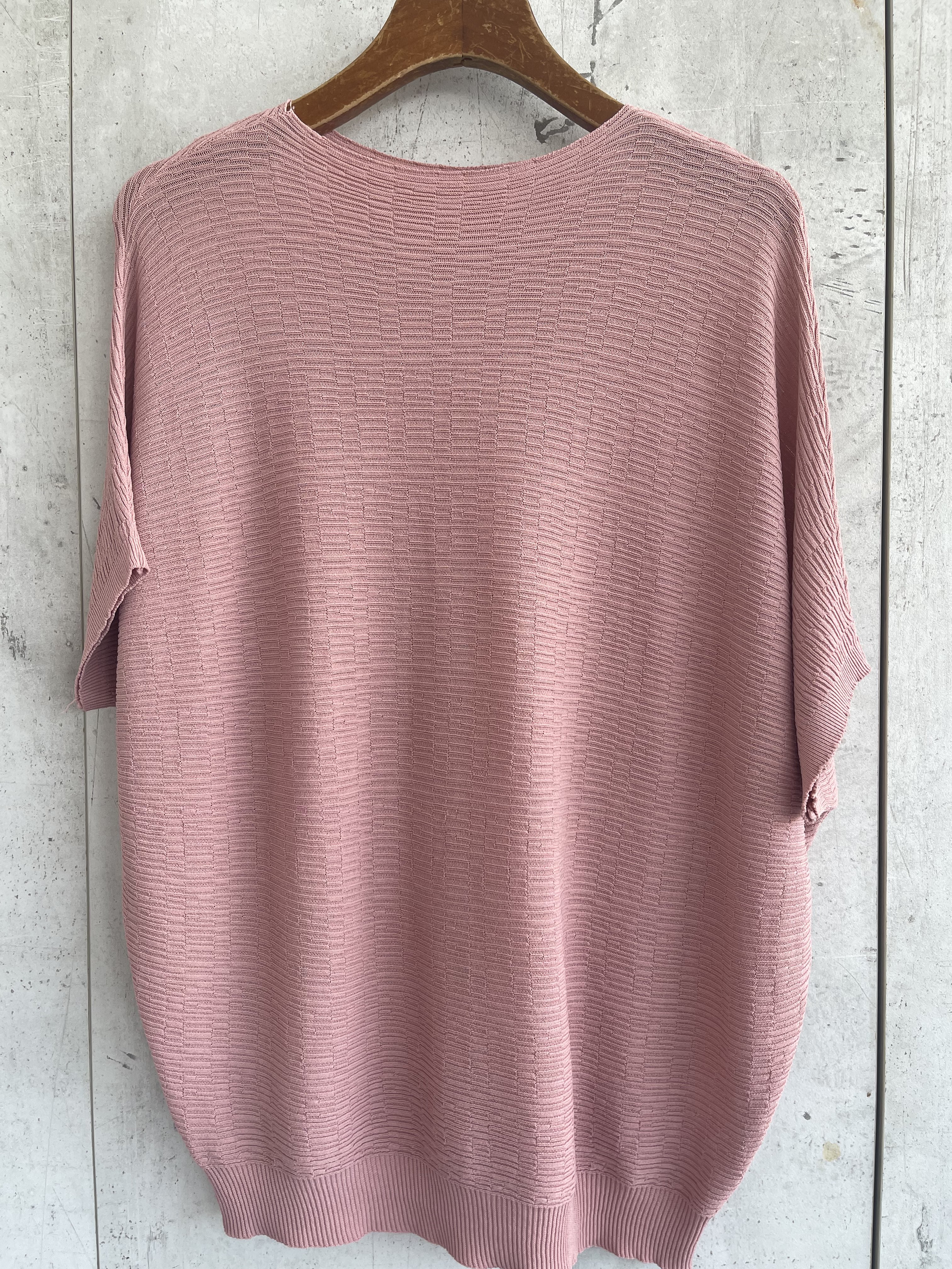 818 Coraline Cap Sleeved Knitted Top W Ribbed Design (B 53-65cm; L 51cm)