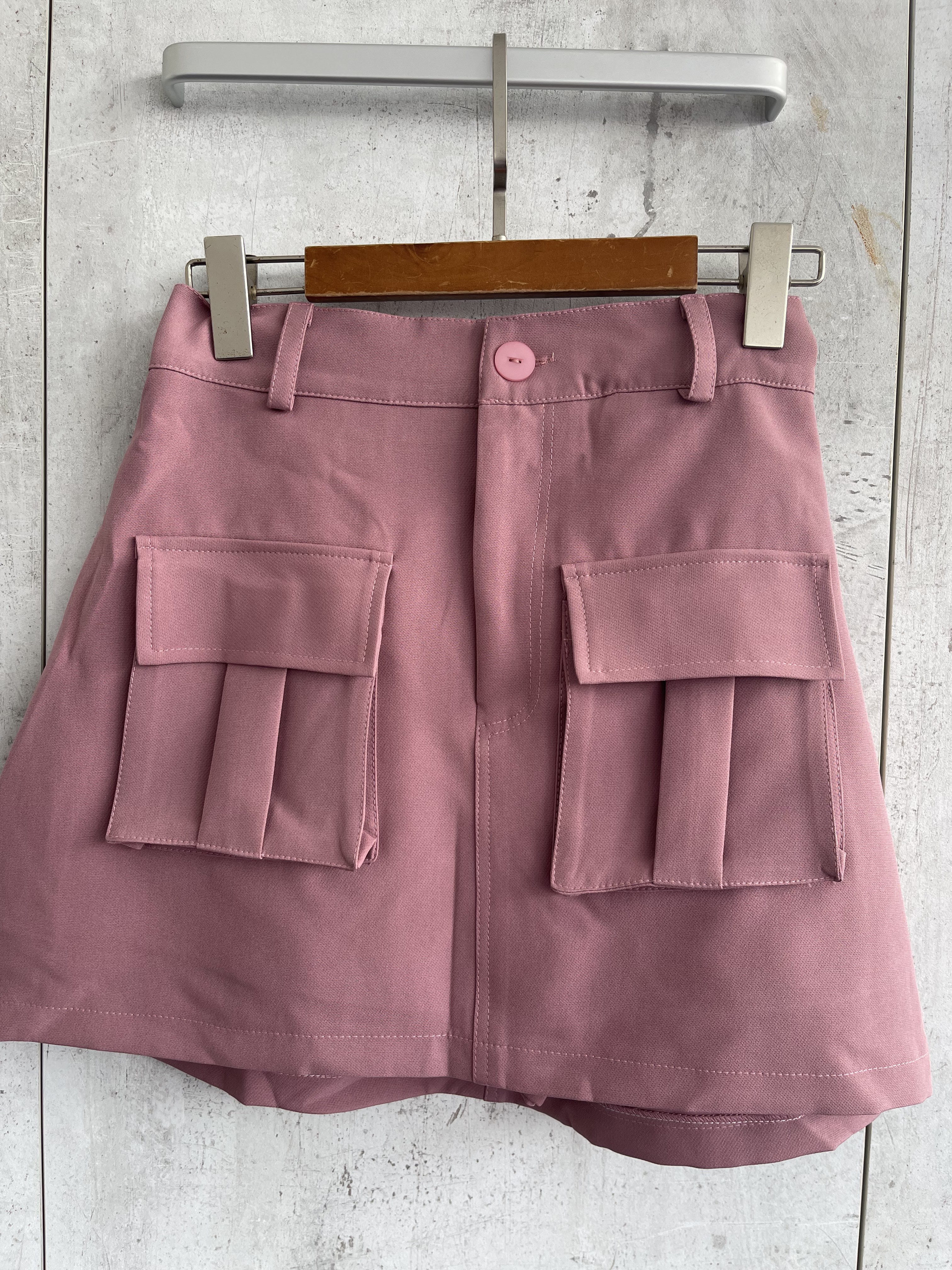 1689 Sales: Coolidge Chic Skirt (UW 32-45cm; H 49-55cm; L 39cm)
