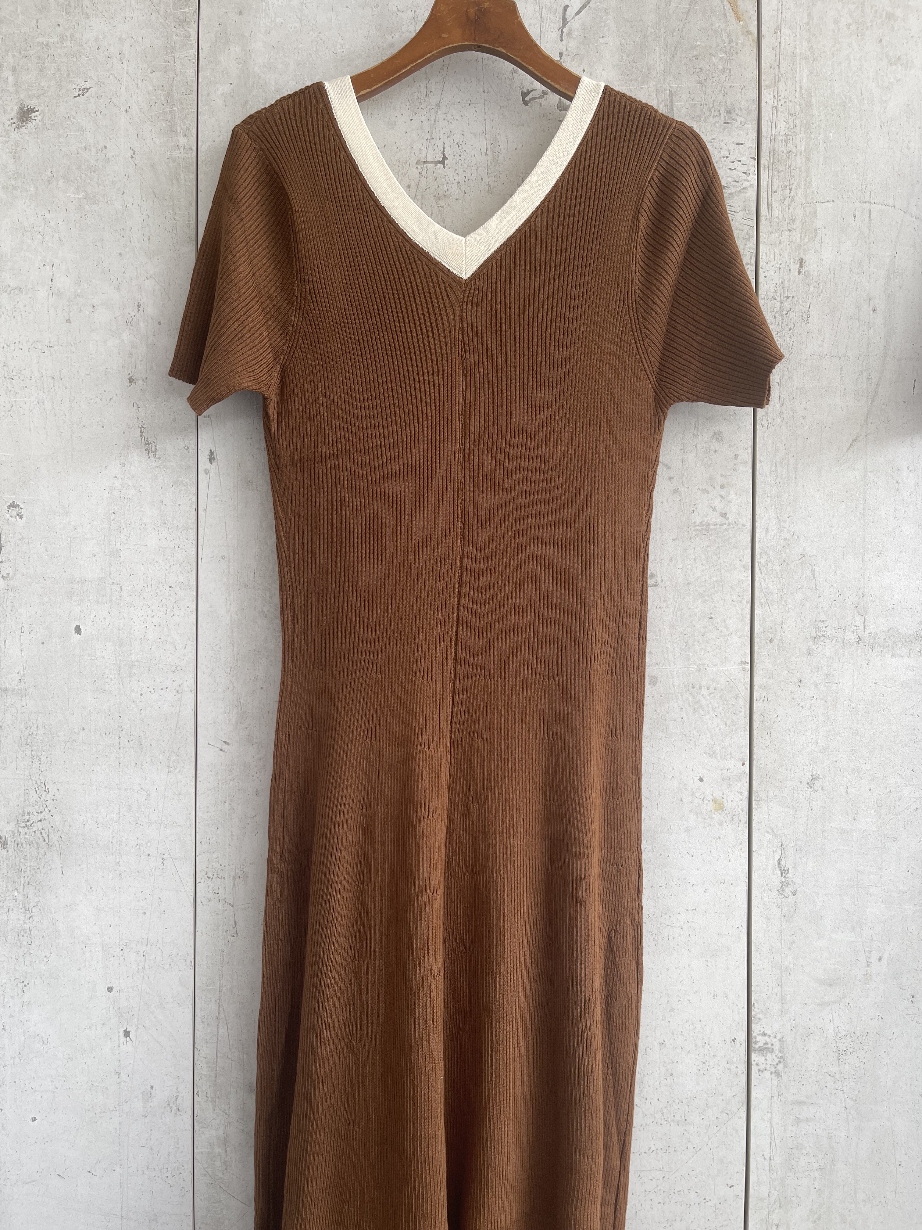 602 Vivianne V Neck Midi Knitted Dress W Back Slit (B 32-50cm; H FS; L 105cm)