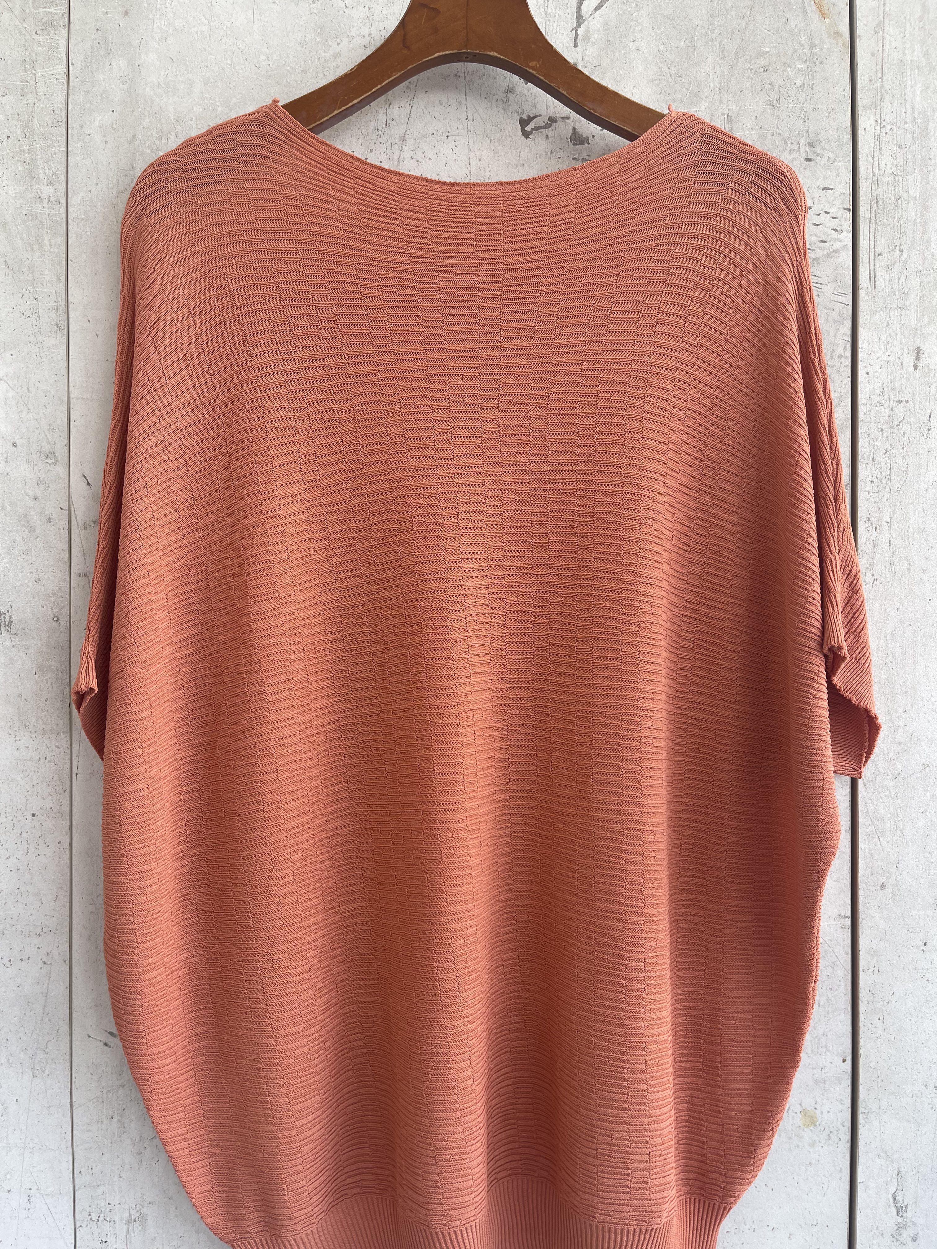 818 Coraline Cap Sleeved Knitted Top W Ribbed Design (B 53-65cm; L 51cm)