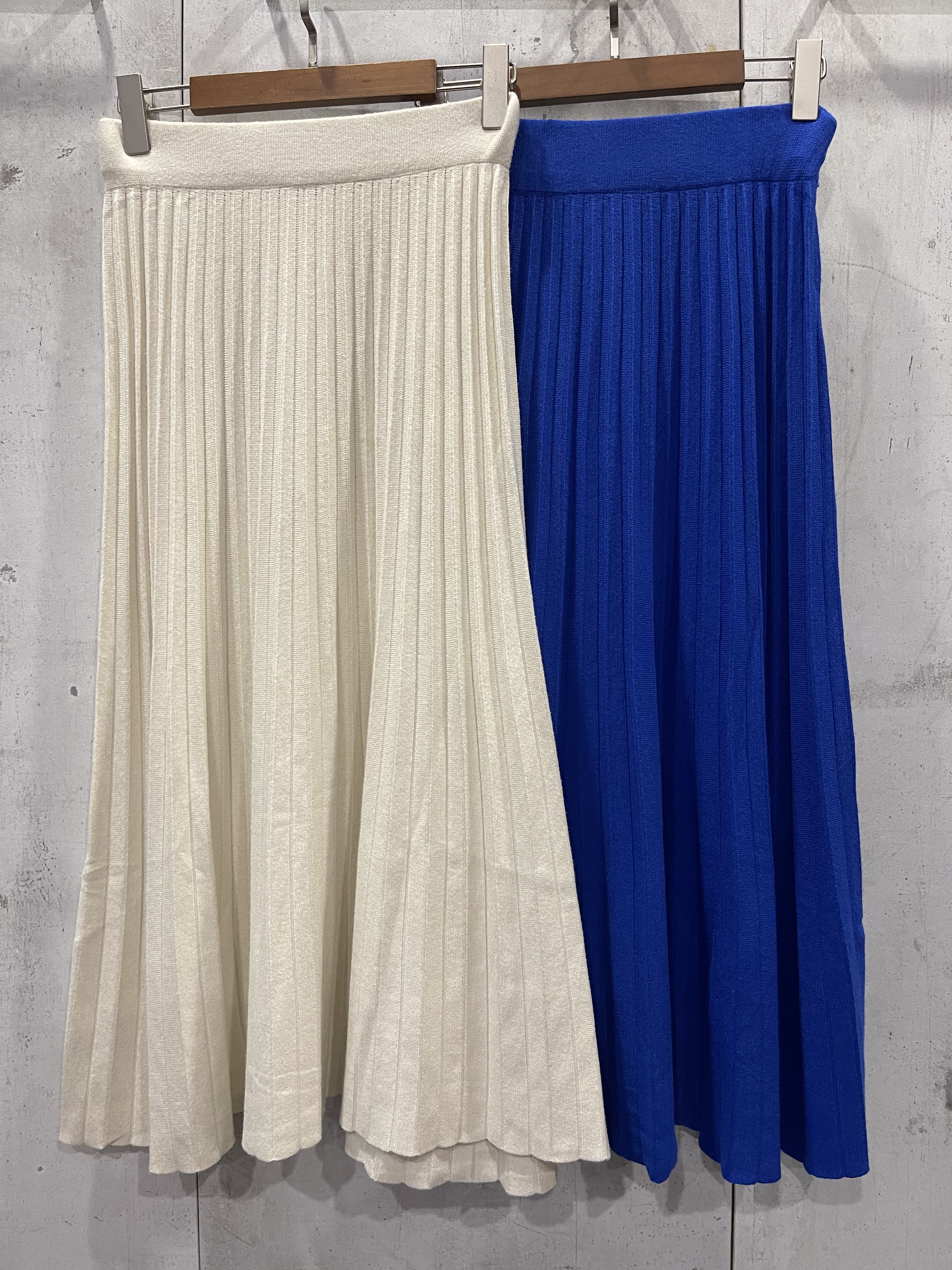 1703 Sales: Farryn Flare Knitted Skirt (UW 31-50cm; H 54-75cm; L 77cm)
