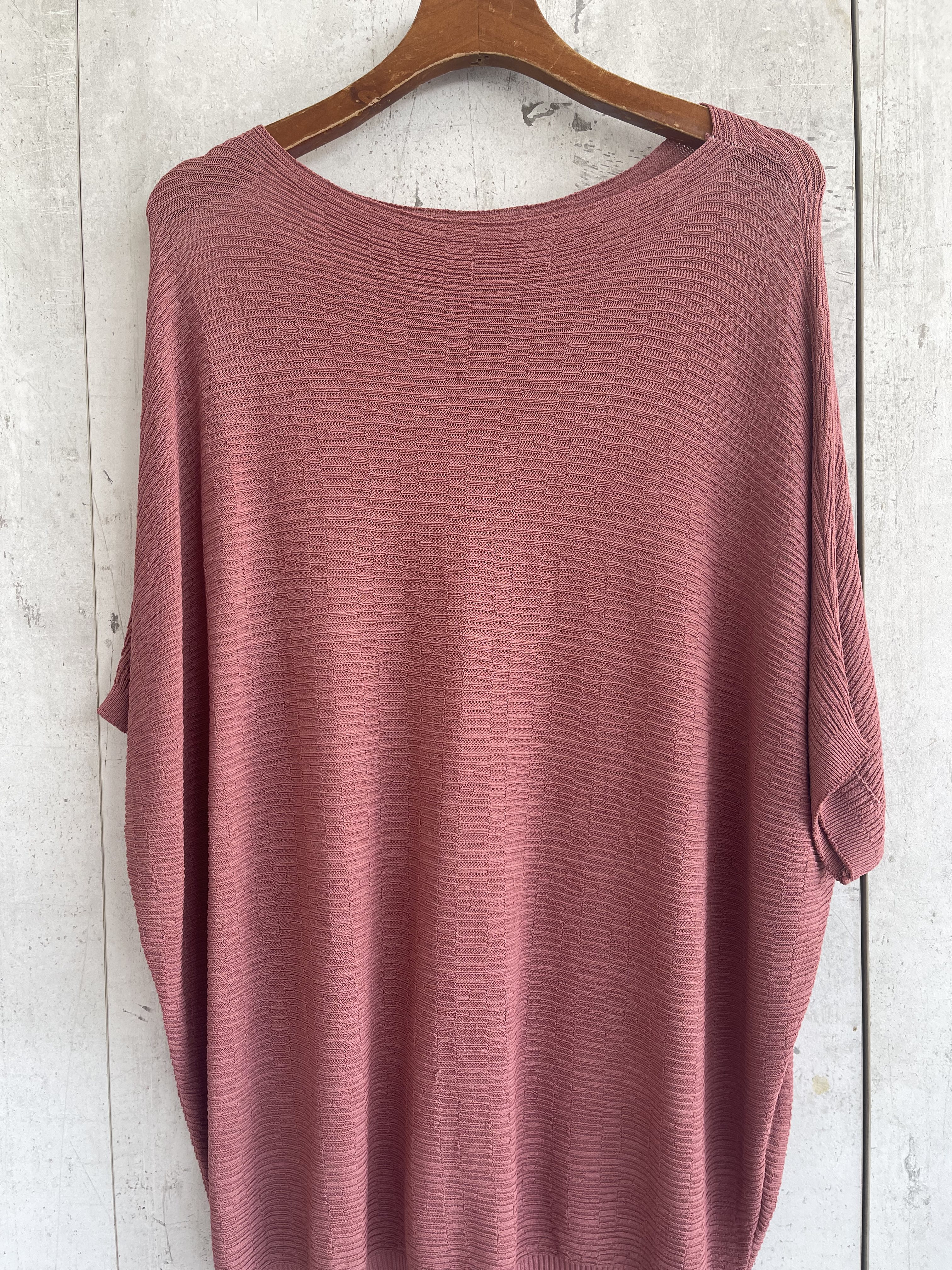 818 Coraline Cap Sleeved Knitted Top W Ribbed Design (B 53-65cm; L 51cm)