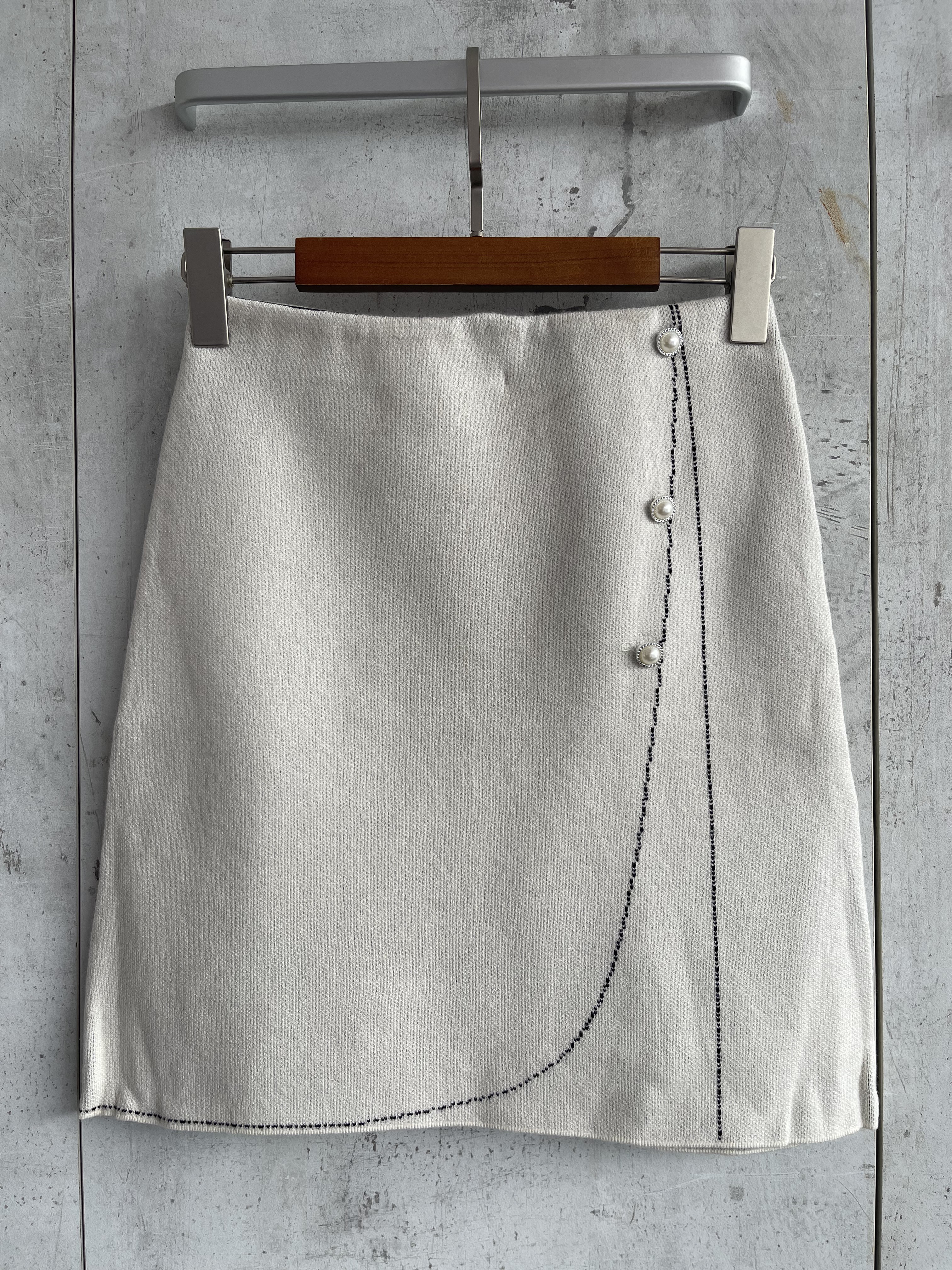 323 Kassidy Knitted Mini Skirt (UW 32-45cm; H 43-48cm; L 45cm)