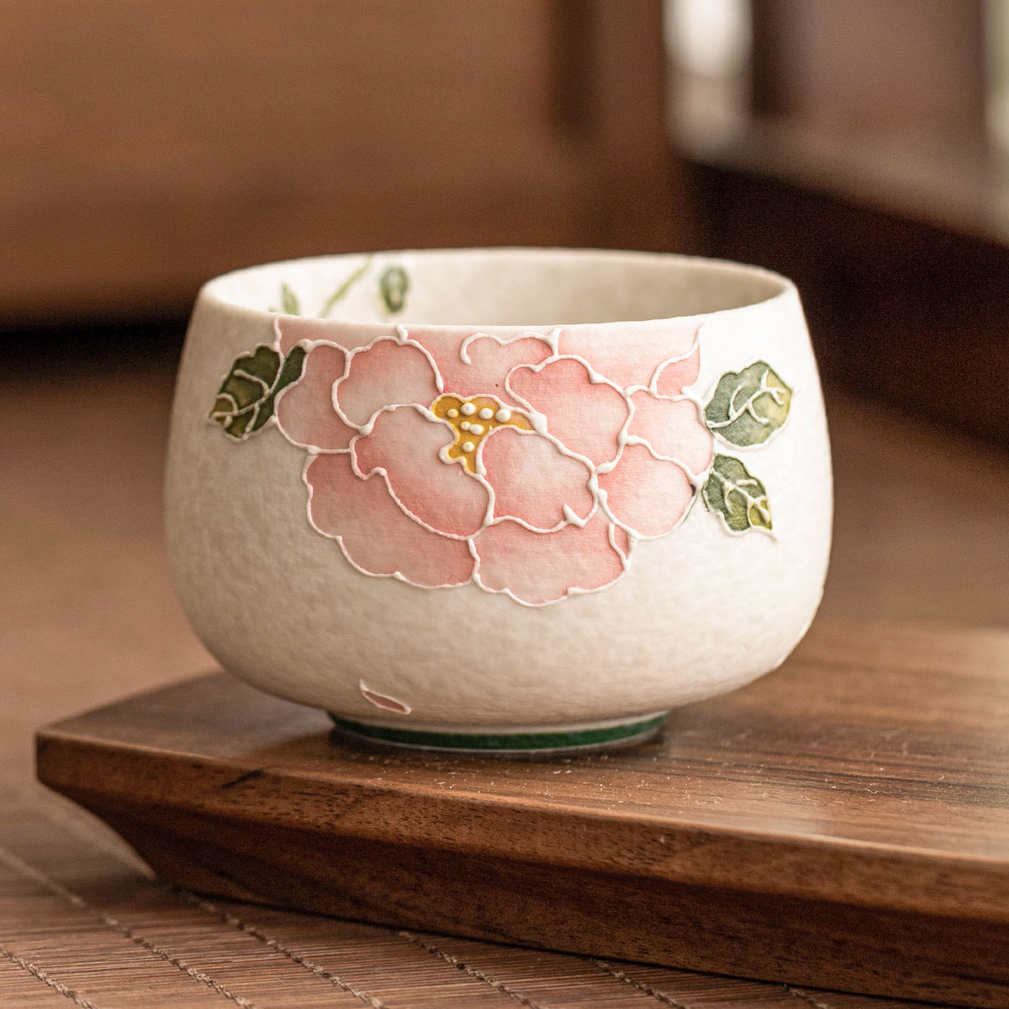 手繪堆雕牡丹羅漢杯